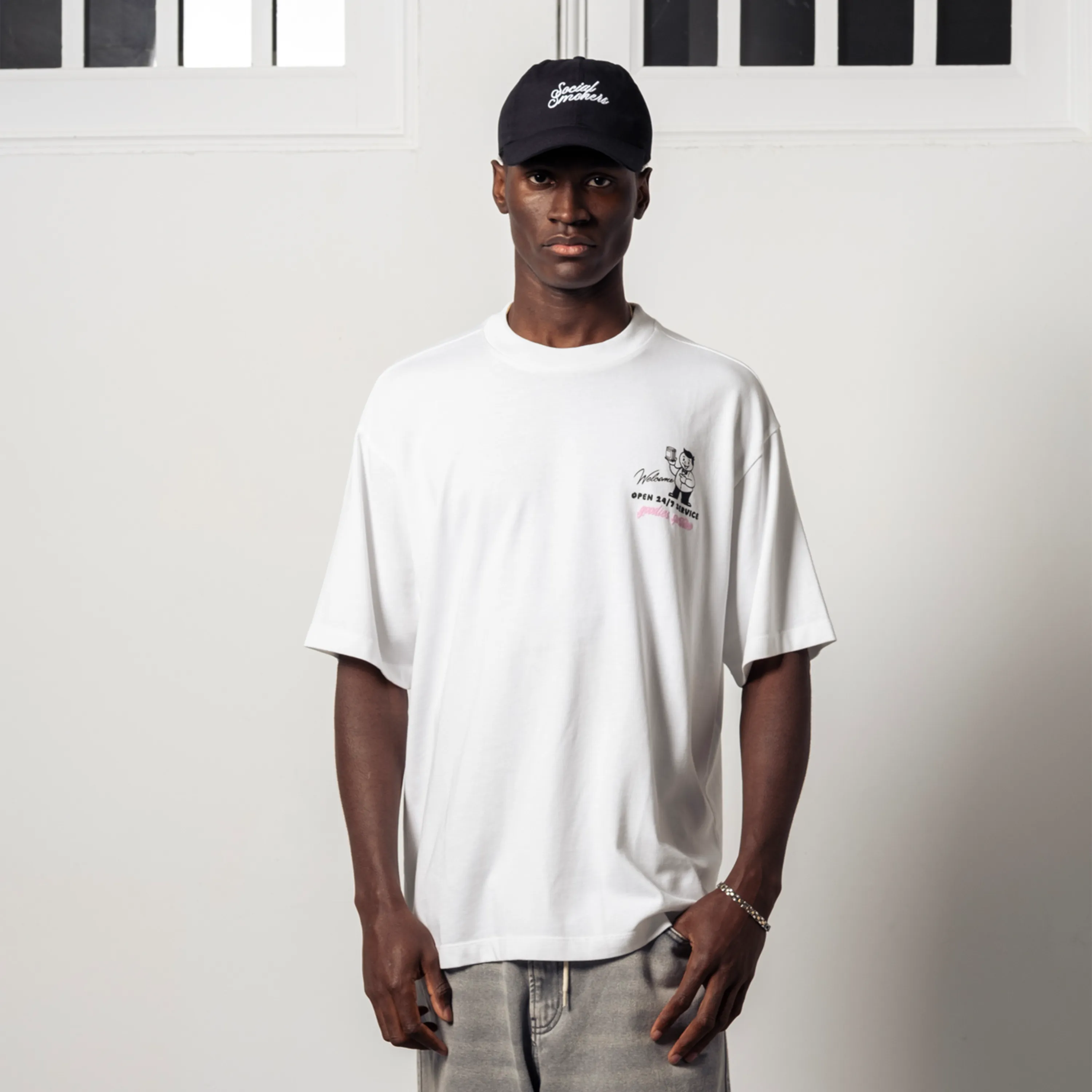 Look streetwear homme avec t-shirt blanc Goodies Sportive et casquette noire.