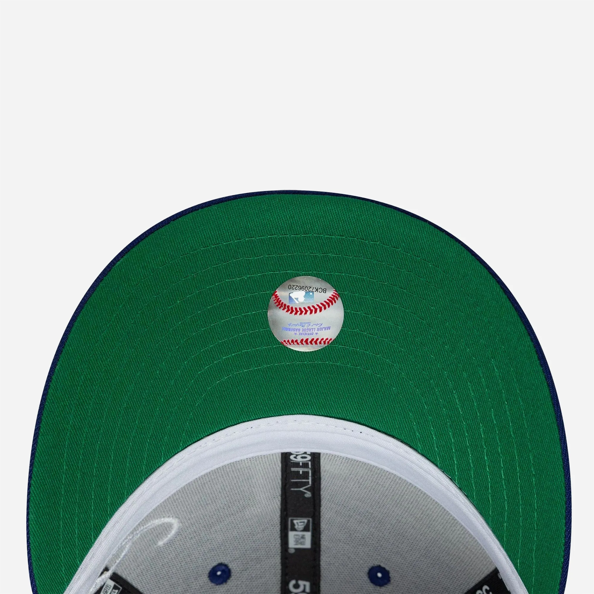Green underside of visor (Green Undervisor) on New Era cap.