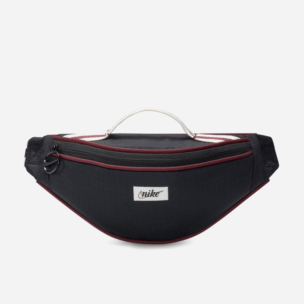 NIKE - HERITAGE S WAISTPACK RETRO - BLACK-SAIL-NIGHT MAROON
