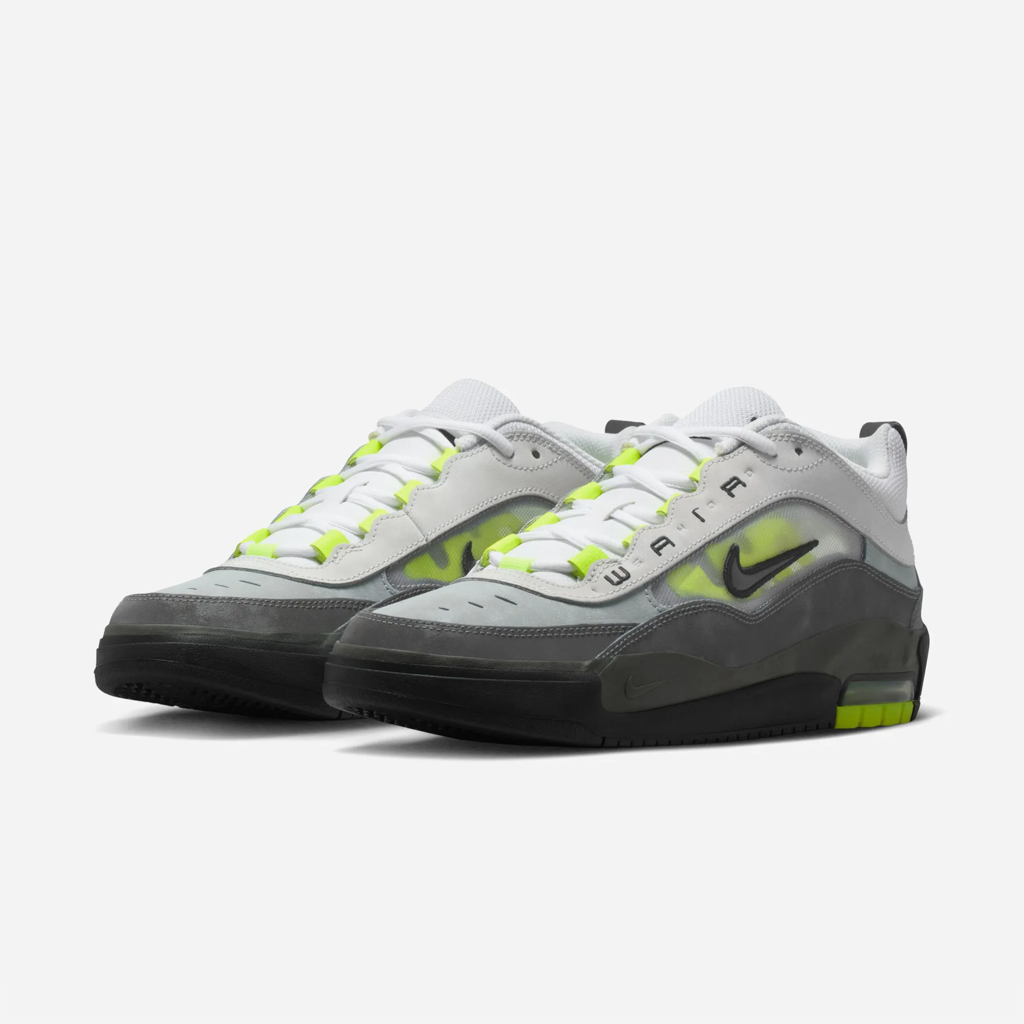 Paire de chaussures de skate Nike SB Ishod 2 grises et blanches avec accents jaune fluo Volt et bulle Air Max visible.