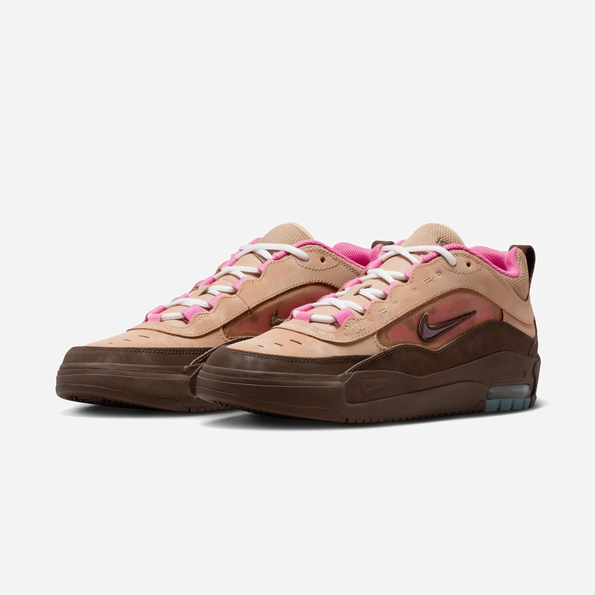 Chaussures de skate Nike SB Air Max Ishod beige et marron avec lacets roses.