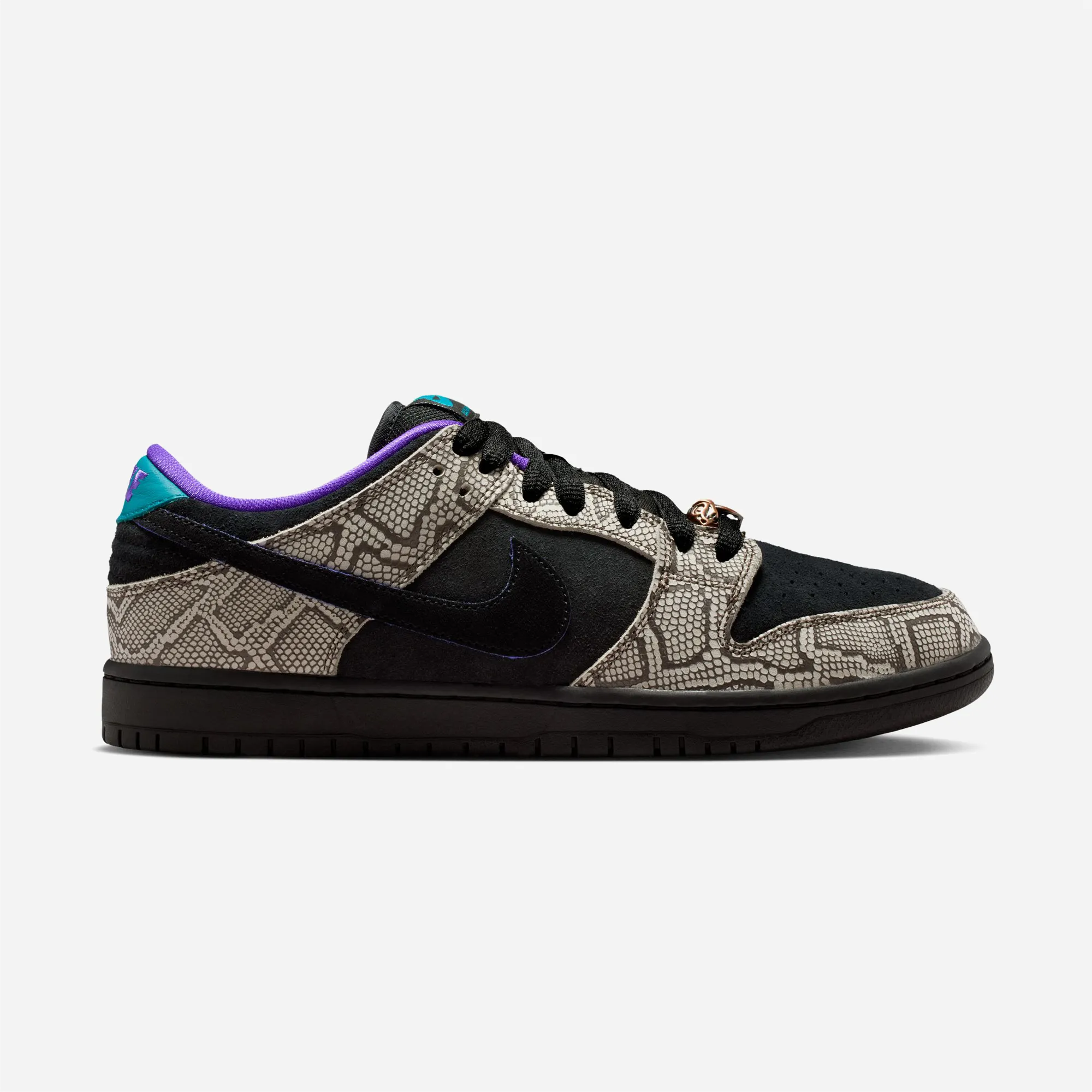 Profil extérieur de la chaussure Nike SB Dunk Dashawn Jordan montrant le Swoosh noir et les détails violets et turquoises au talon.