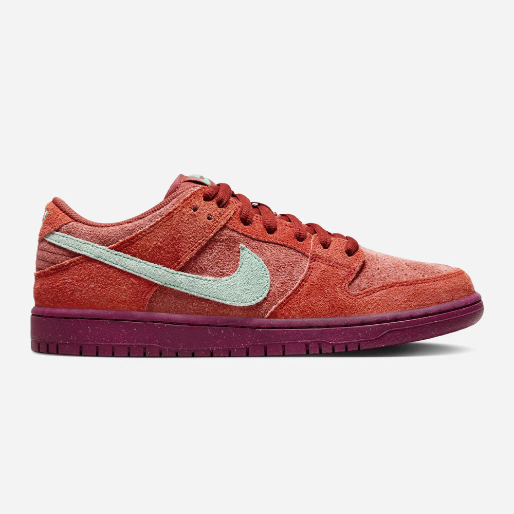 NIKE SB - DUNK LOW PRO PRM - Mystic Red - Emerald Rise - Rugged Orange