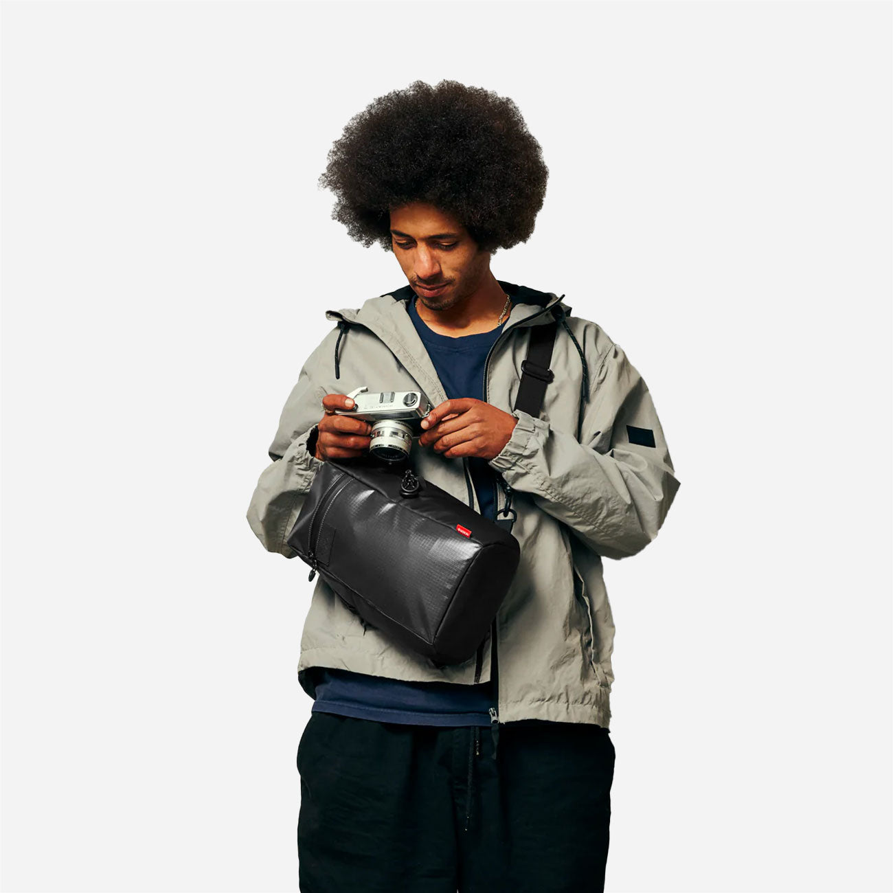 NIXON - SYNDICATE SLING BAG - Asphalt