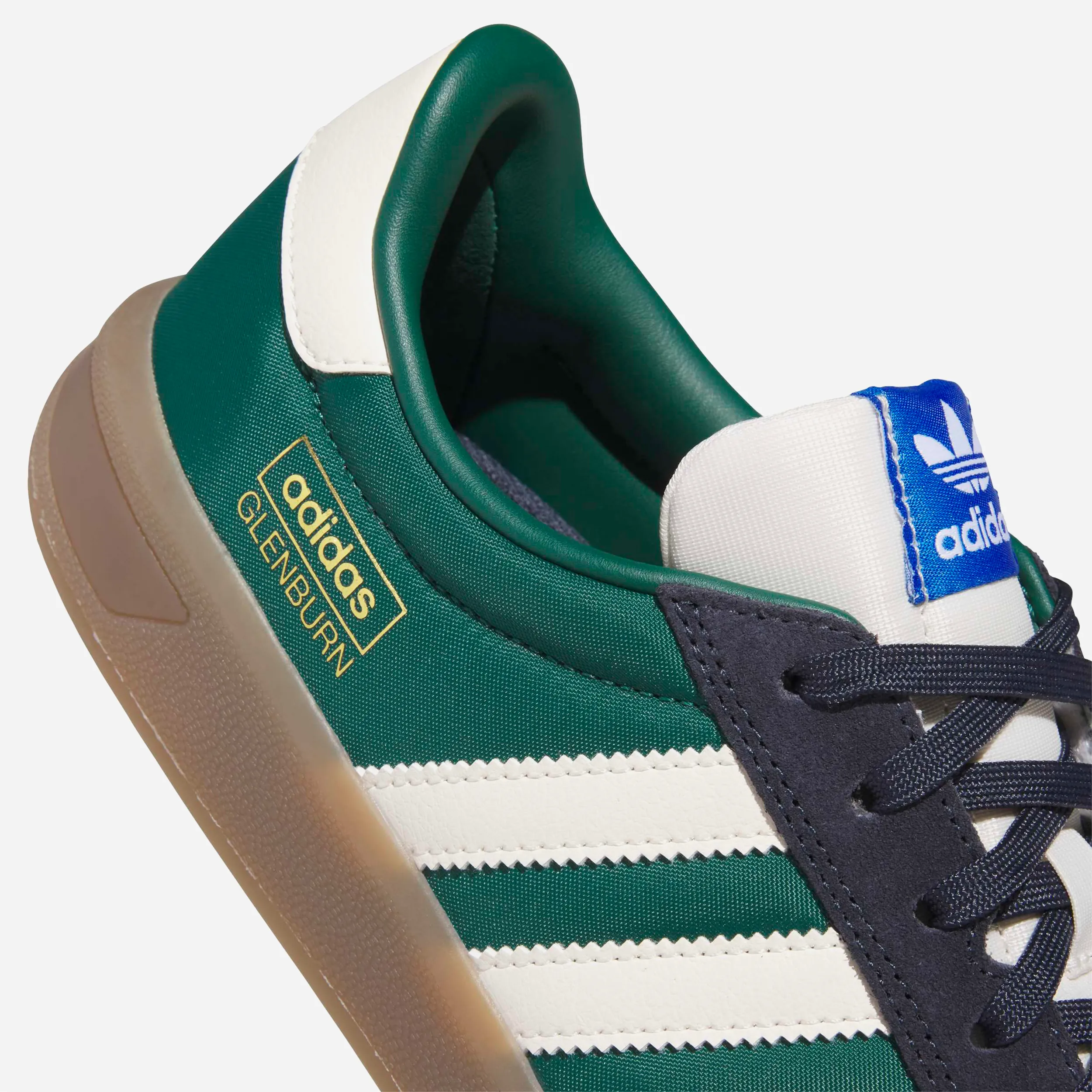 Adidas Glenburn coloris vert et blanc, semelle gum chevron, détail stripes et empiècements marine