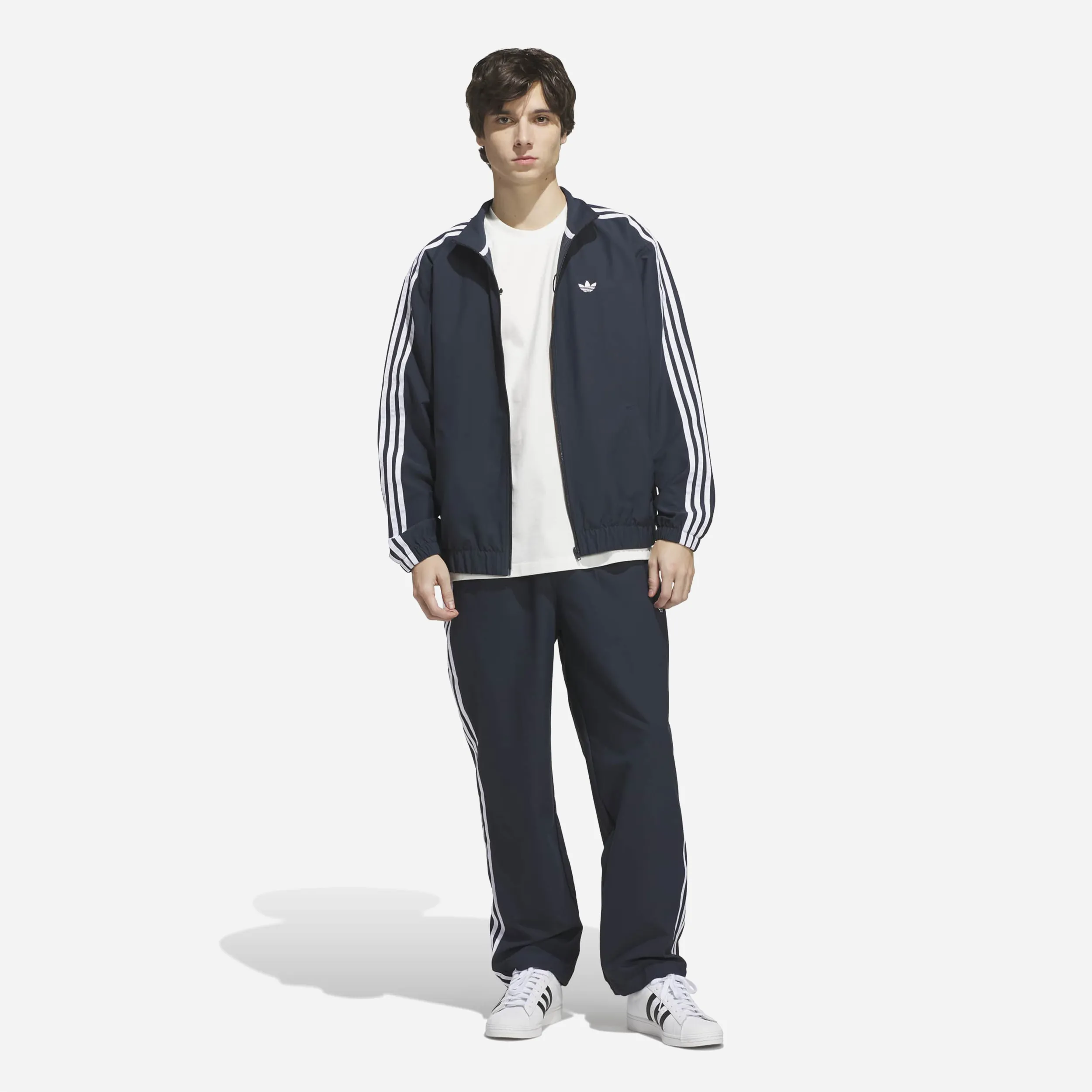 Vue portée du pantalon Adidas Superfire avec coupe ample.