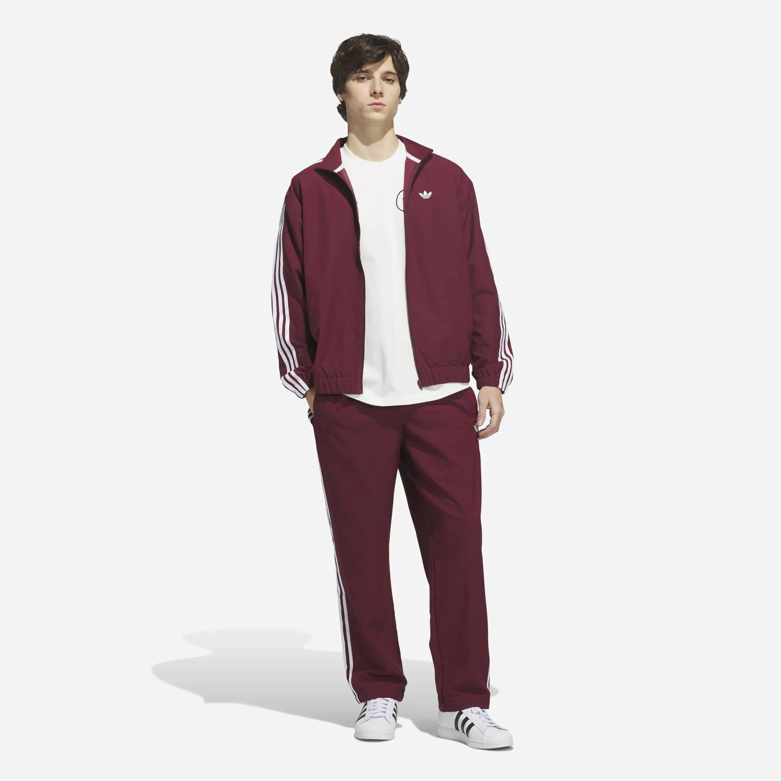 Vue portée du pantalon Adidas Superfire avec coupe ample.