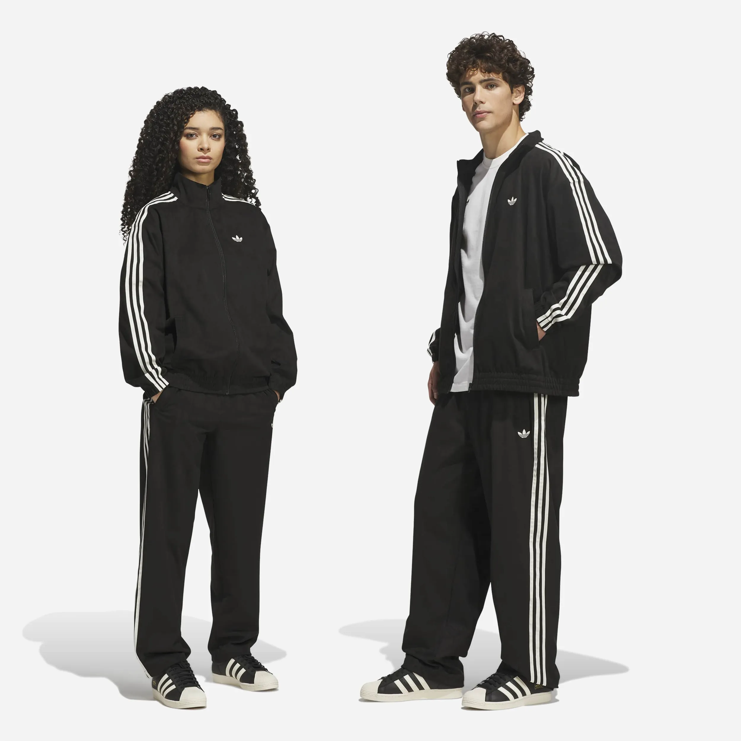 Vue portée du pantalon Adidas Vintage Superfire avec coupe large.