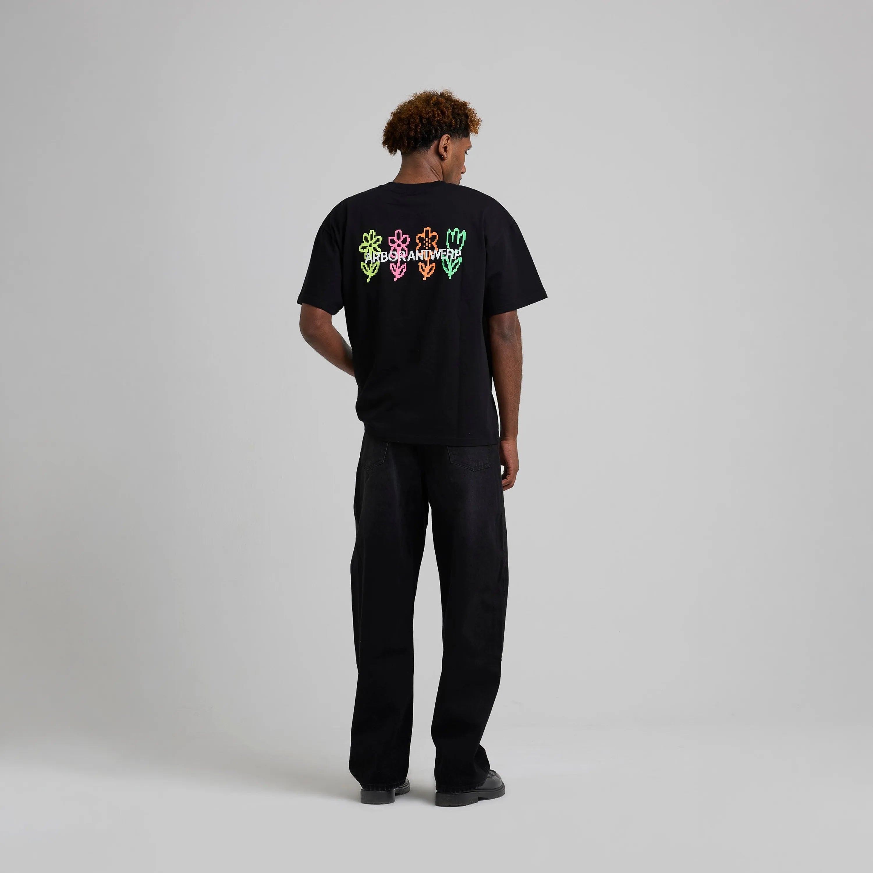 Vue portée du t-shirt oversize noir Arbor Antwerp Pixel Flower.
