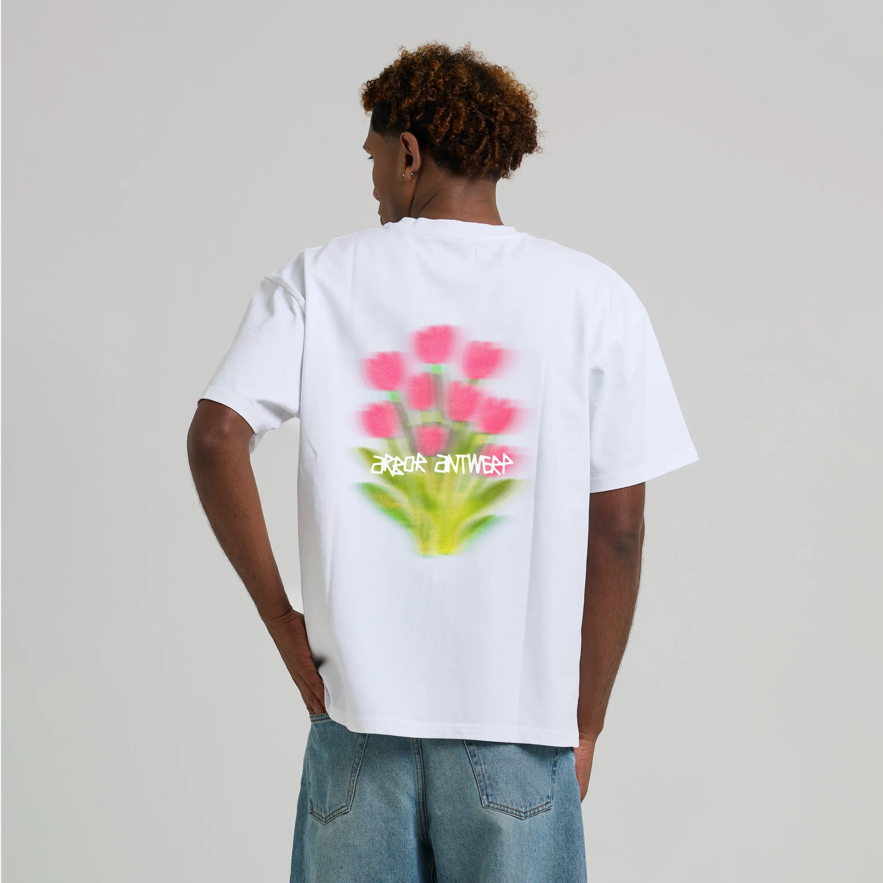 Vue portée du t-shirt oversize Arbor Antwerp Tulip Bloom blanc.