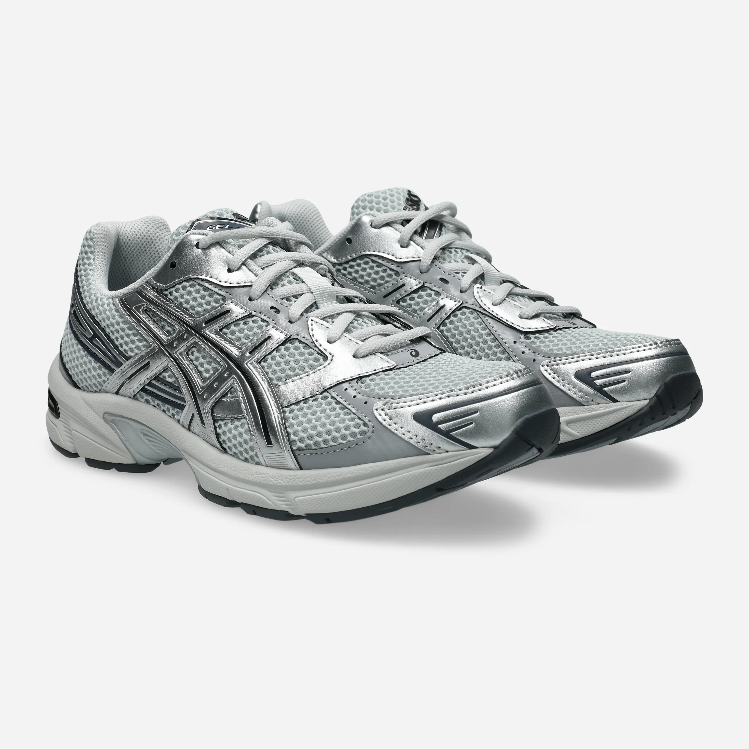 Détail overlays argent métallisé et mesh gris sur Asics GEL-1130 Pure Silver