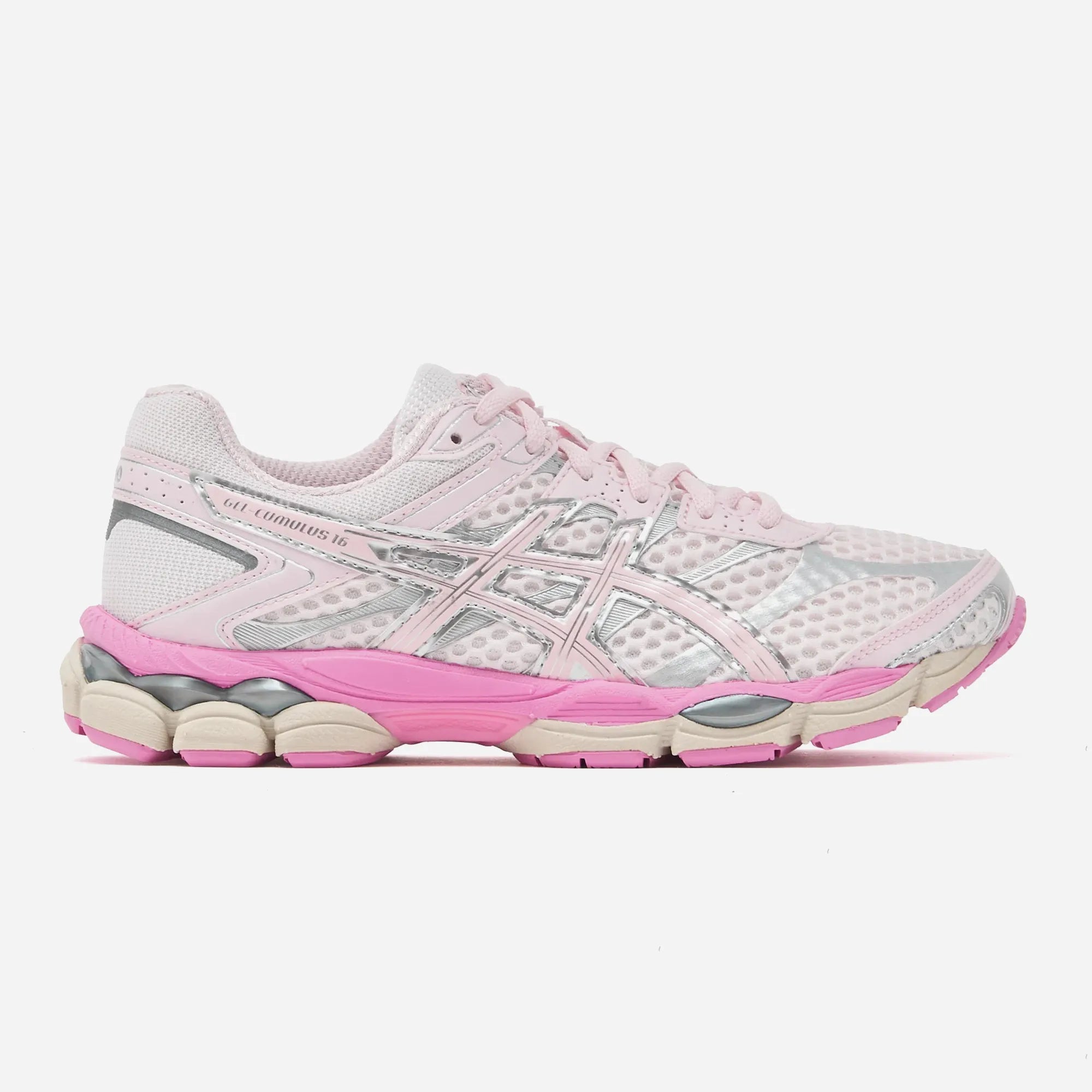 Sneakers ASICS GEL-Cumulus 16 Pale Pink Pink Salt vue de profil avec détails argentés et mesh respirant.