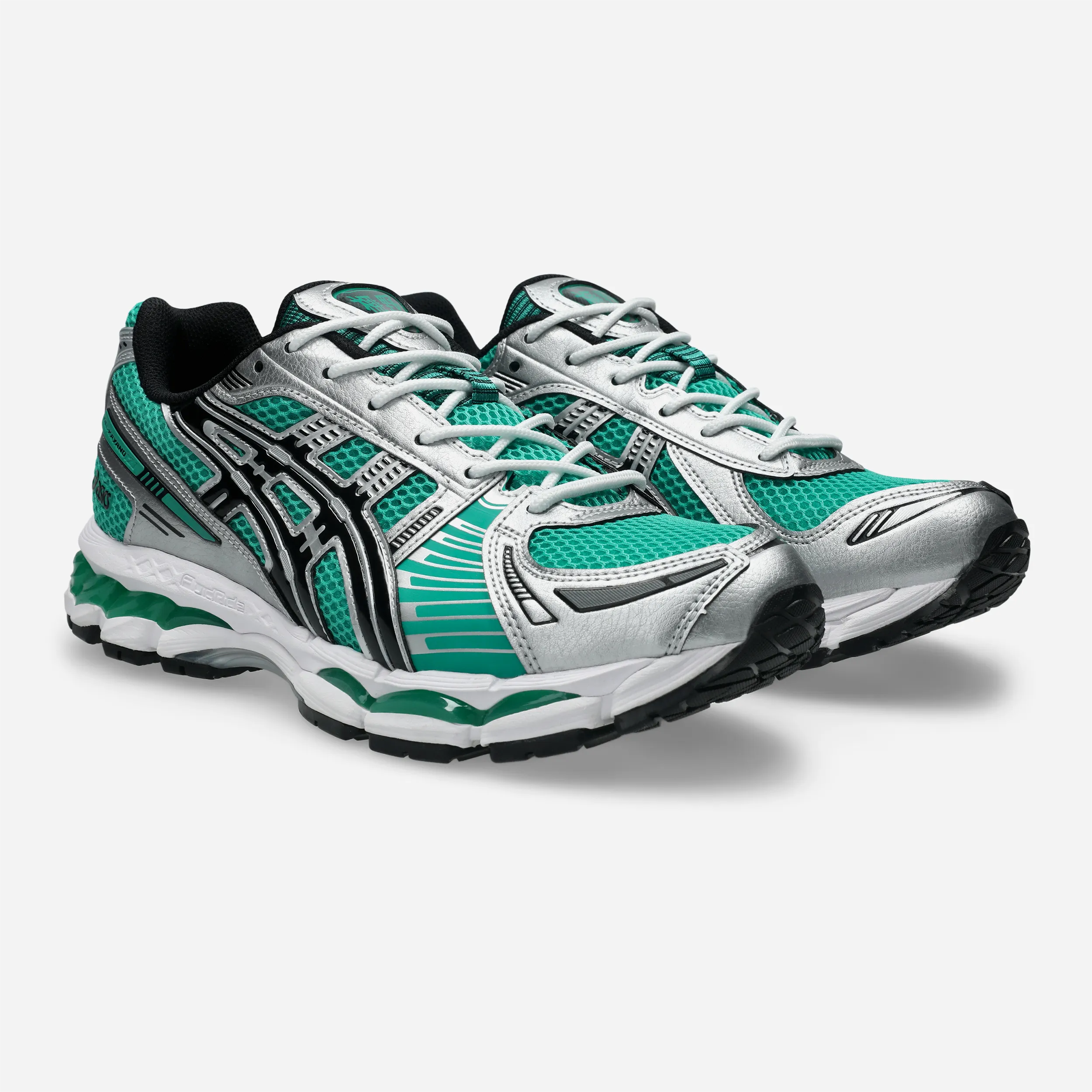Sneakers premium ASICS Gel-Kayano 12.1 Edamame Green avec armure métallique argentée et mesh vert.
