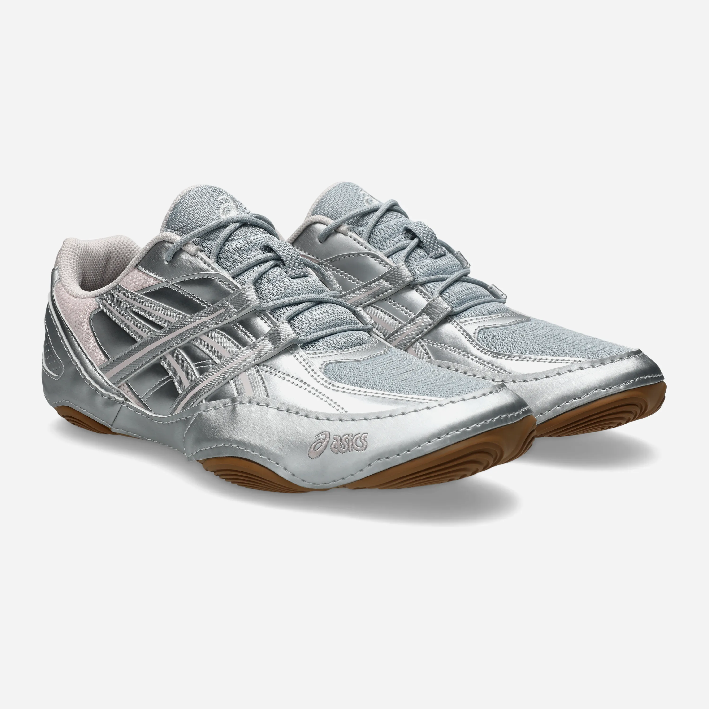 Chaussure hybride ASICS Hypersync grise et rose vue de face montrant la semelle de lutte profil bas et la tige en mesh.