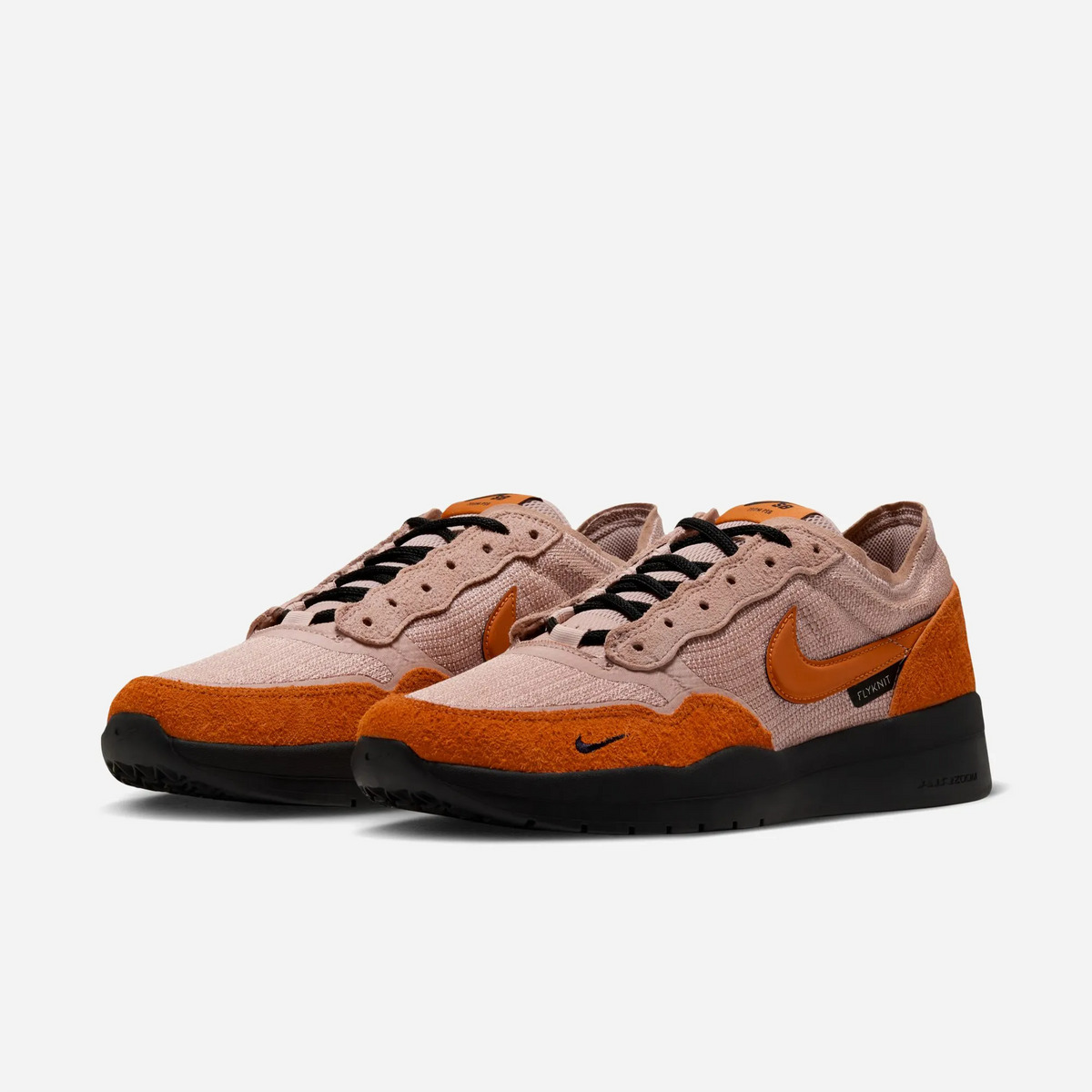 Nike SB PS8 Bio Beige Ceramic Black, sneaker skate en Flyknit beige rosé et cuir orange avec semelle noire, vue de trois quarts