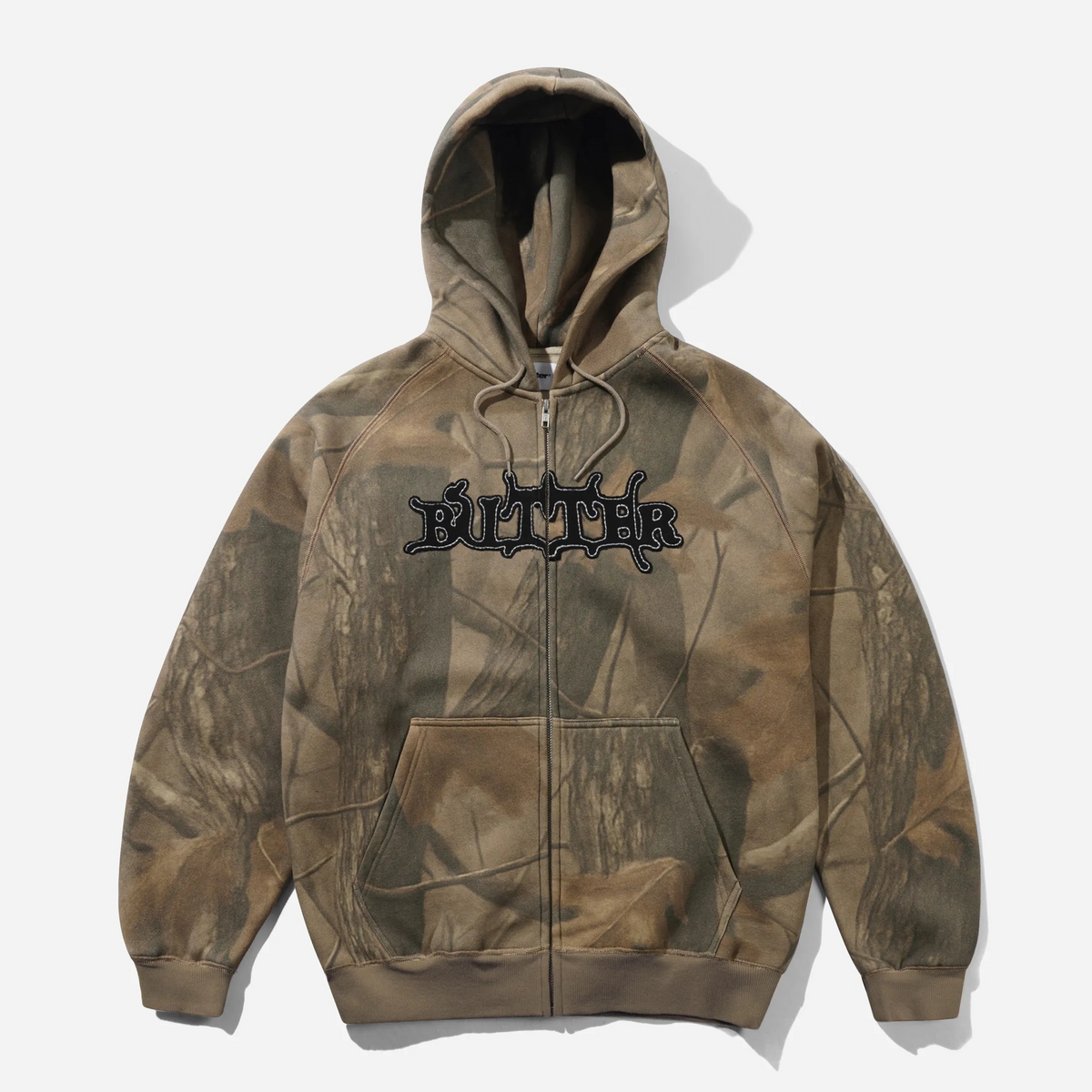 Sweat zippé à capuche Butter Goods Serif Zip-Thru Hood Forest Camo vue de face avec patch brodé