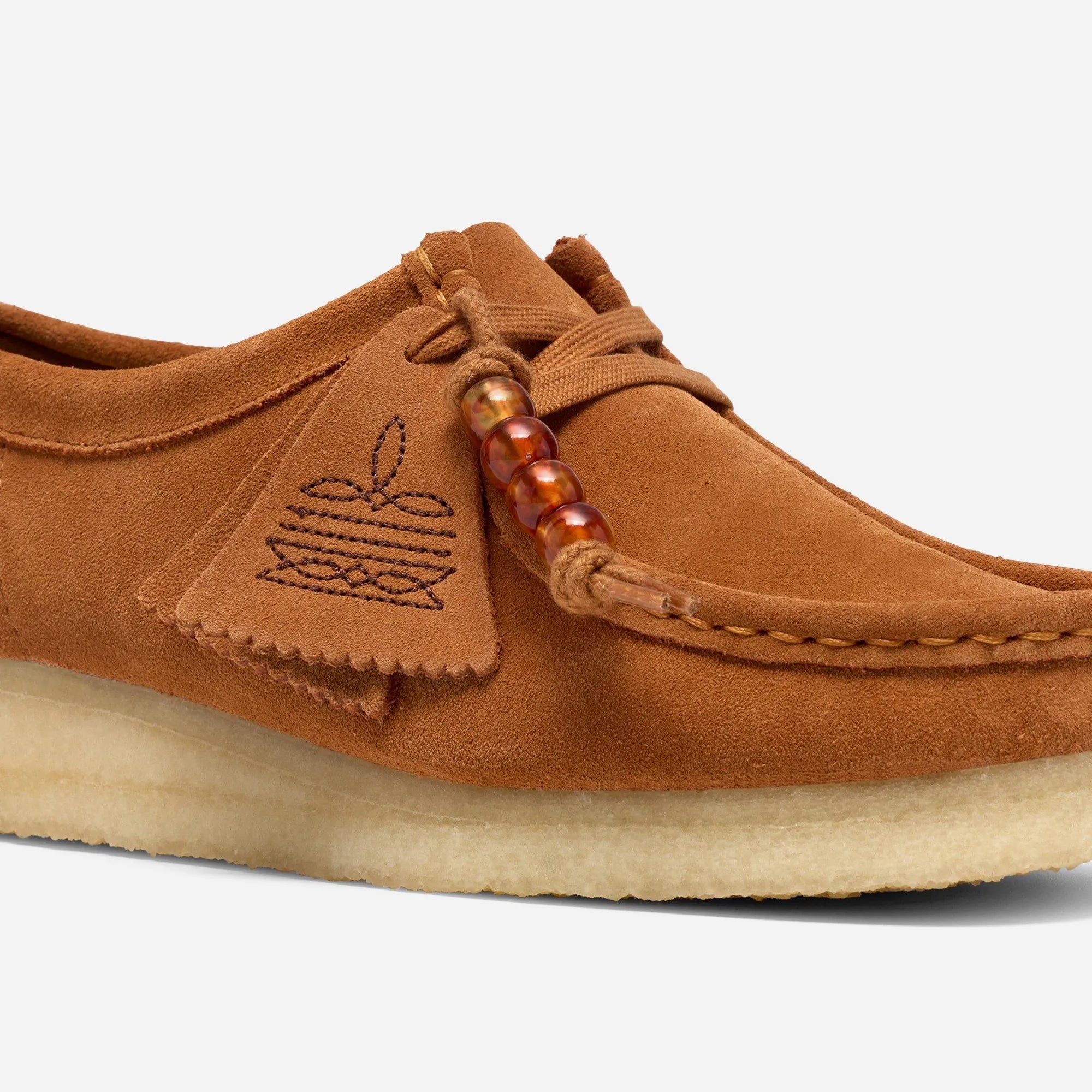 Clarks Originals Wallabee coloris Ginger Suede, détail des fobs et perles imitation ambre, semelle crepe pebble