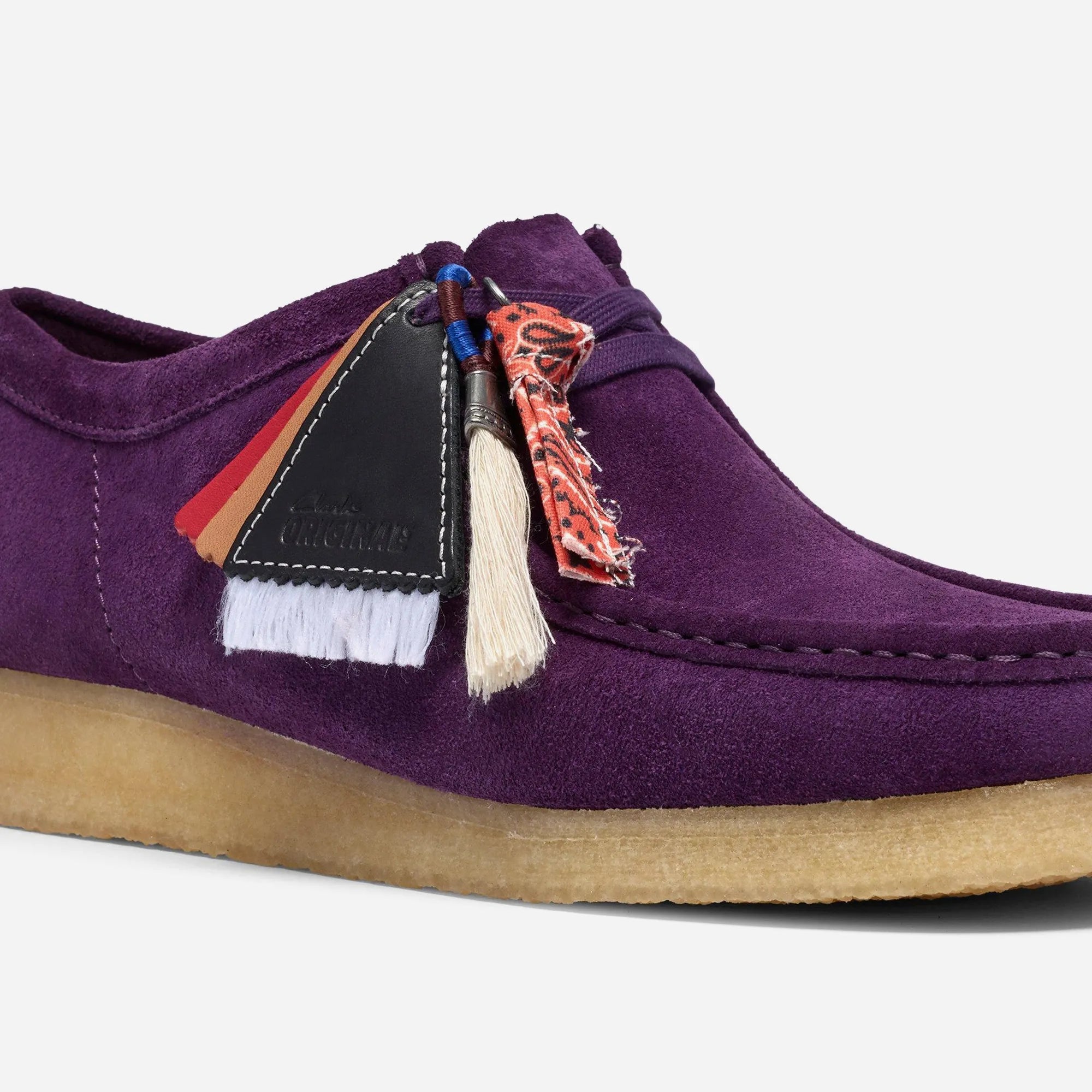 Clarks Originals Wallabee coloris Damson Suede, détail des trois fobs collector et semelle crepe pebble