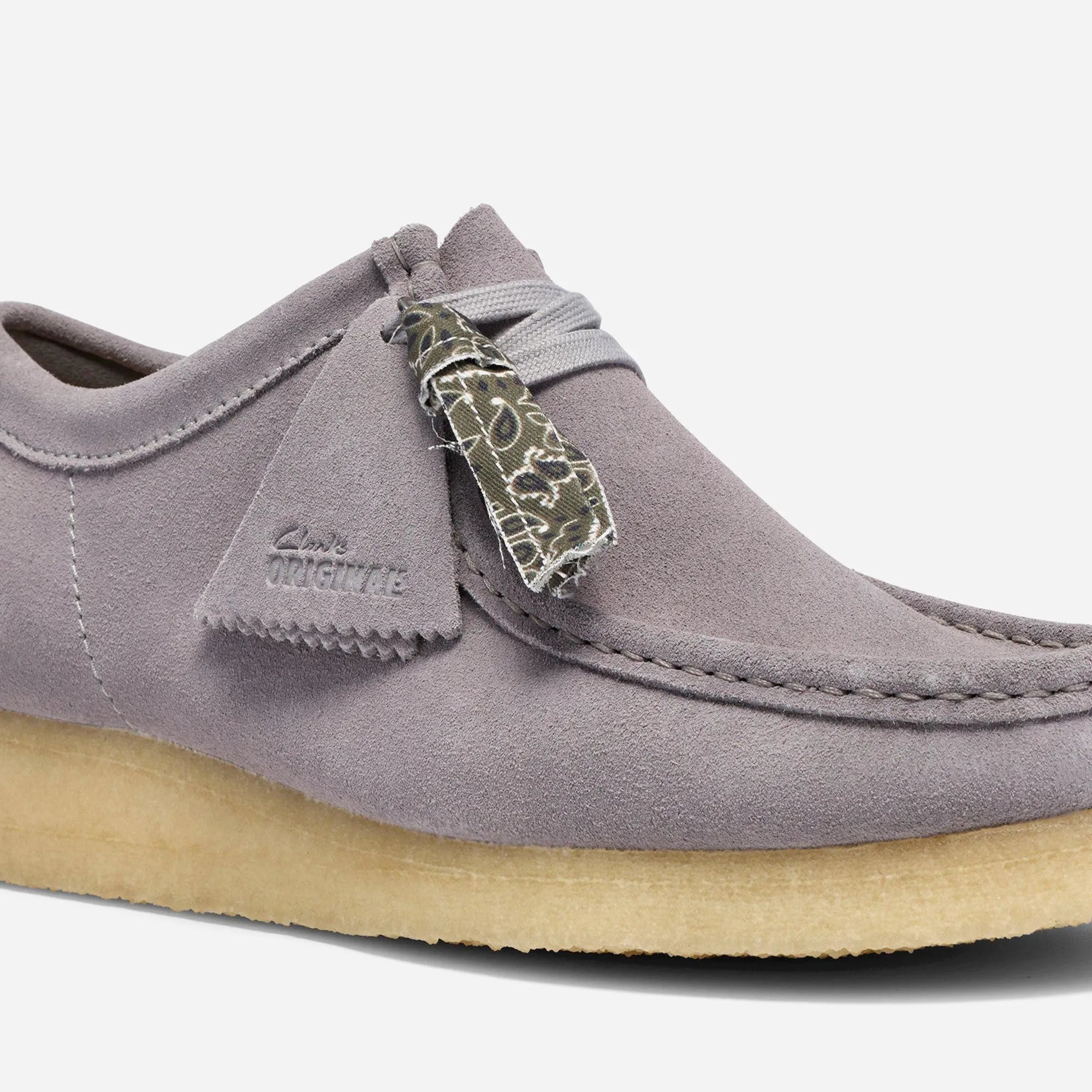 Détail lacet bandana et pull-tab cuir sur Wallabee daim gris Clarks Originals homme