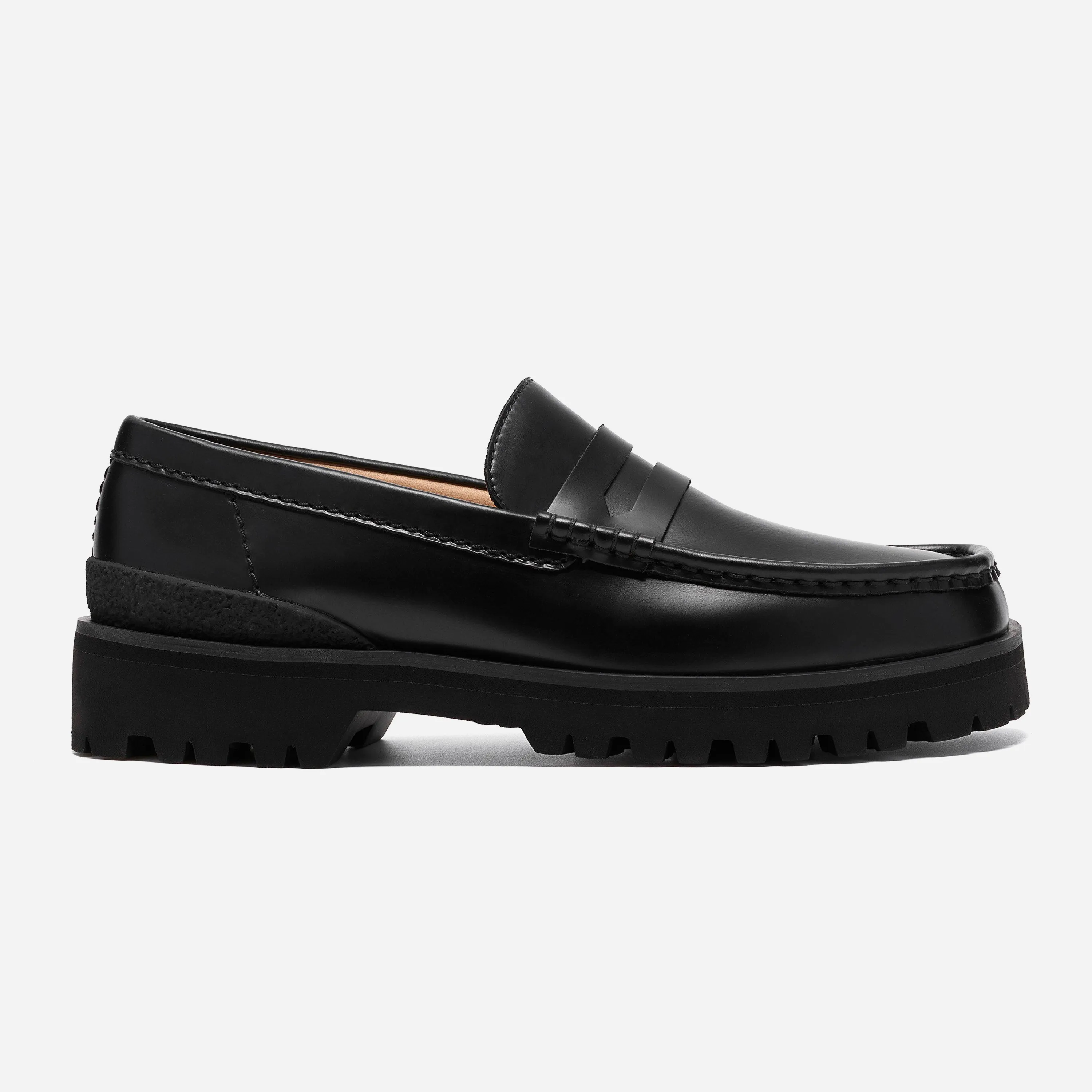 Profil extérieur du mocassin Clarks Originals Yukoner Penny en cuir lisse noir avec épaisse semelle crantée.
