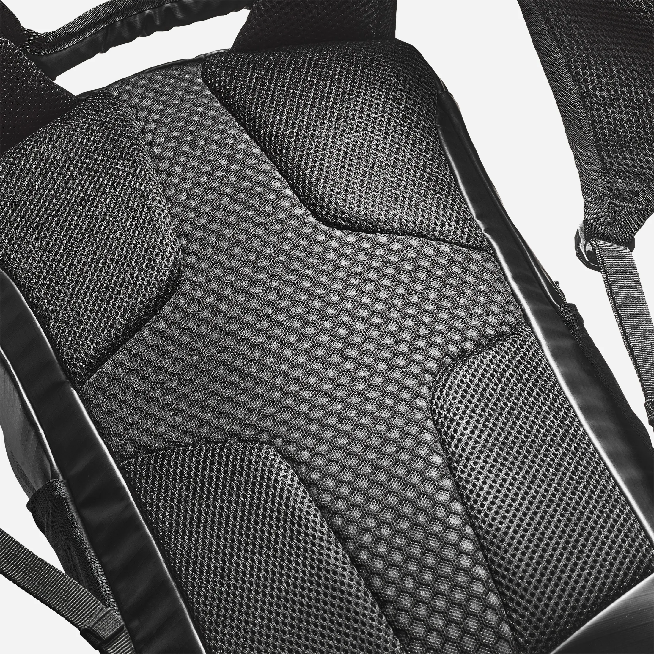 Gros plan sur le tissu technique type bâche du Salomon XT 15 OG.