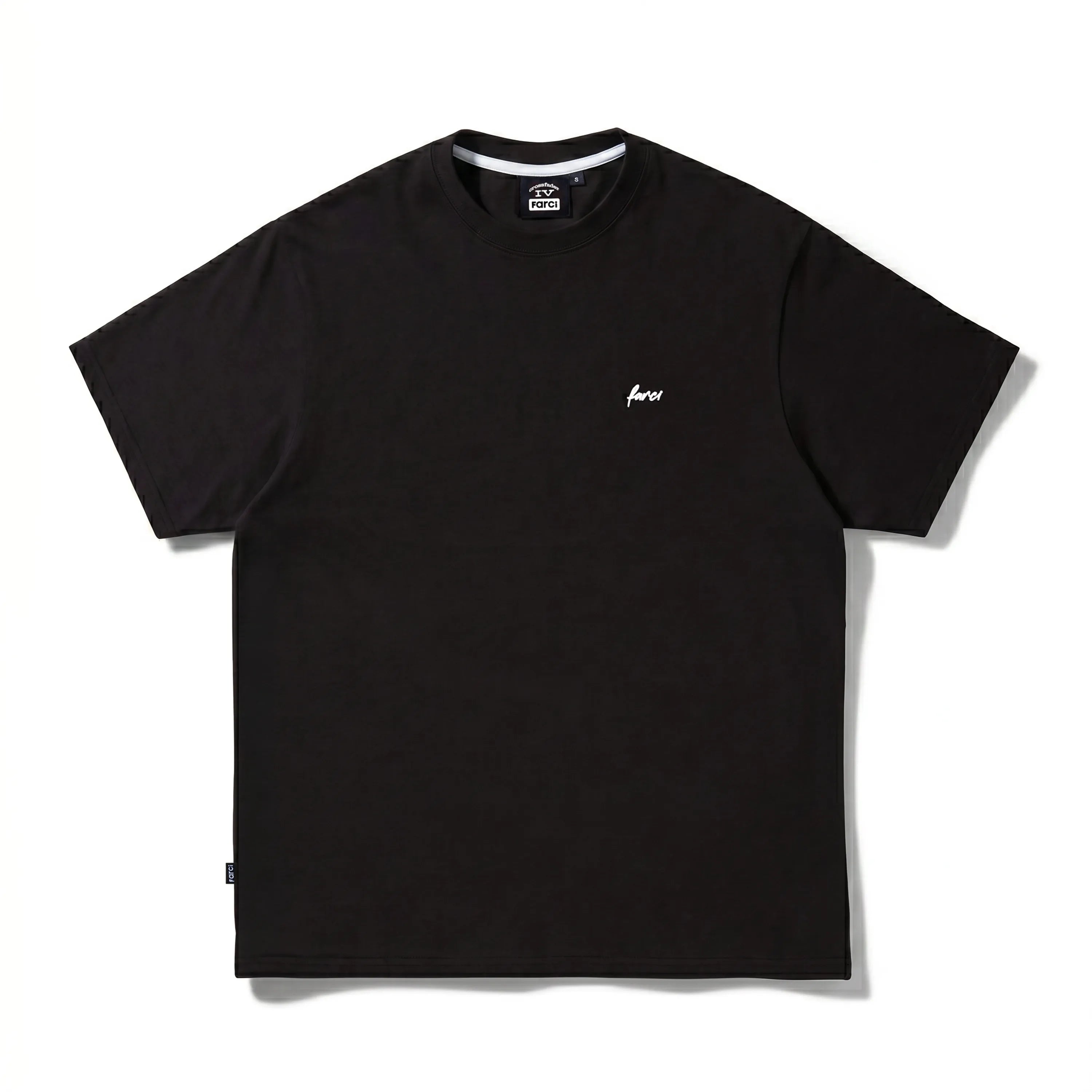 Face du t-shirt premium Farci Studio Half Black en coton lourd avec logo brodé blanc.