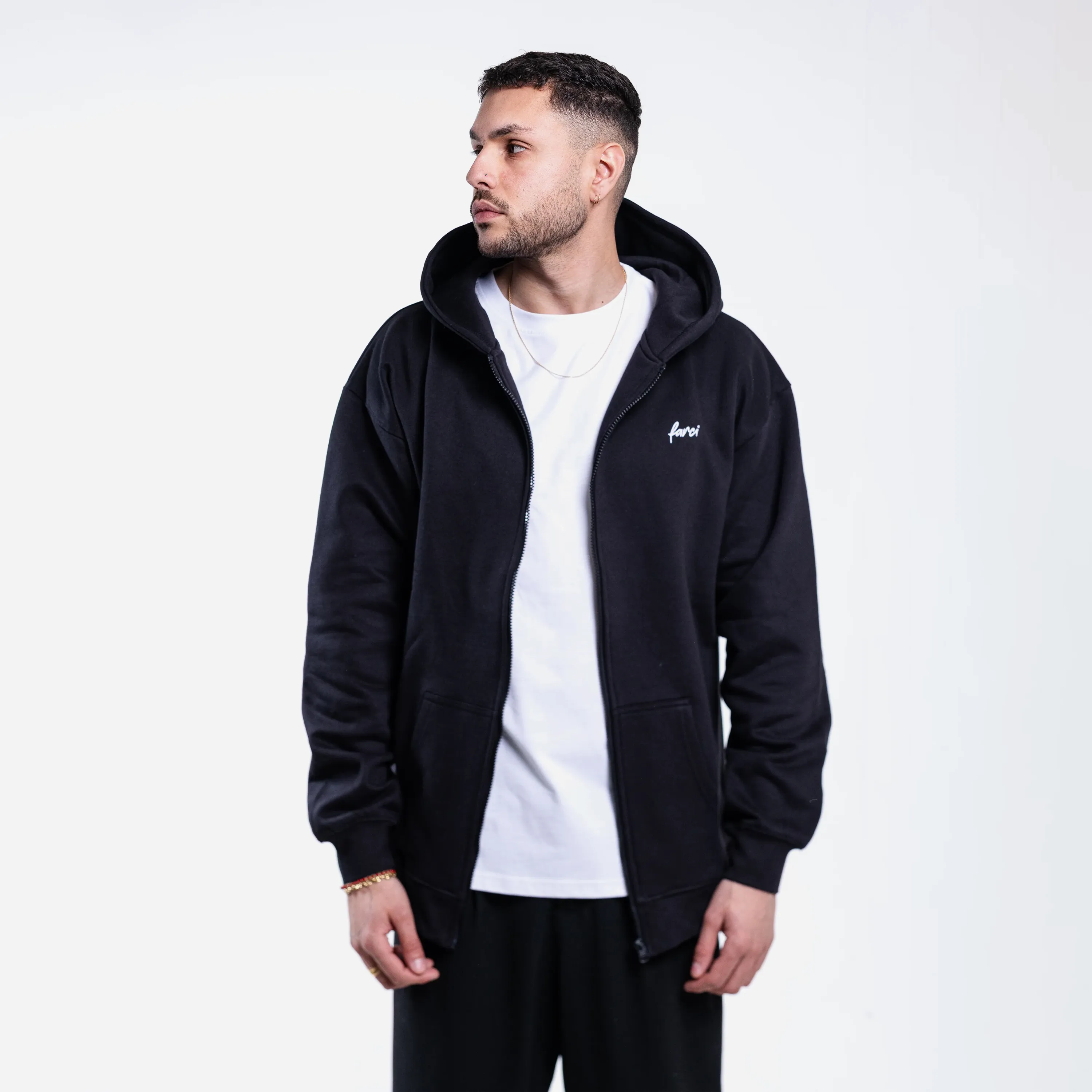 Zip hoodie noir Farci Studio Piano porté ouvert street style, graphique floral dos sérigraphié, coupe oversize épaules tombantes molleton coton