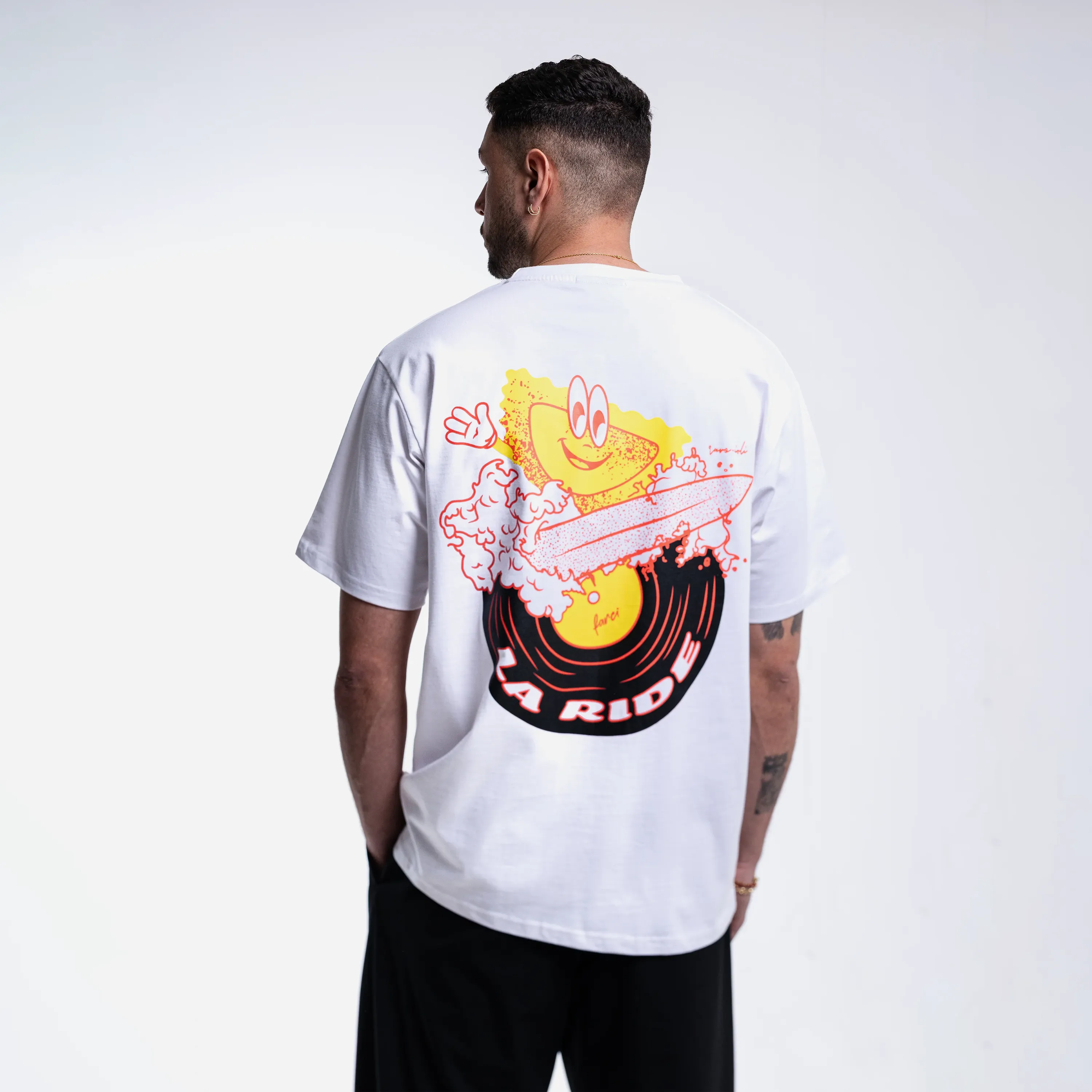 T-shirt blanc Farci Studio Ride Tee porté street, graphique dos La Ride illustration vintage surf vinyle, coupe regular coton