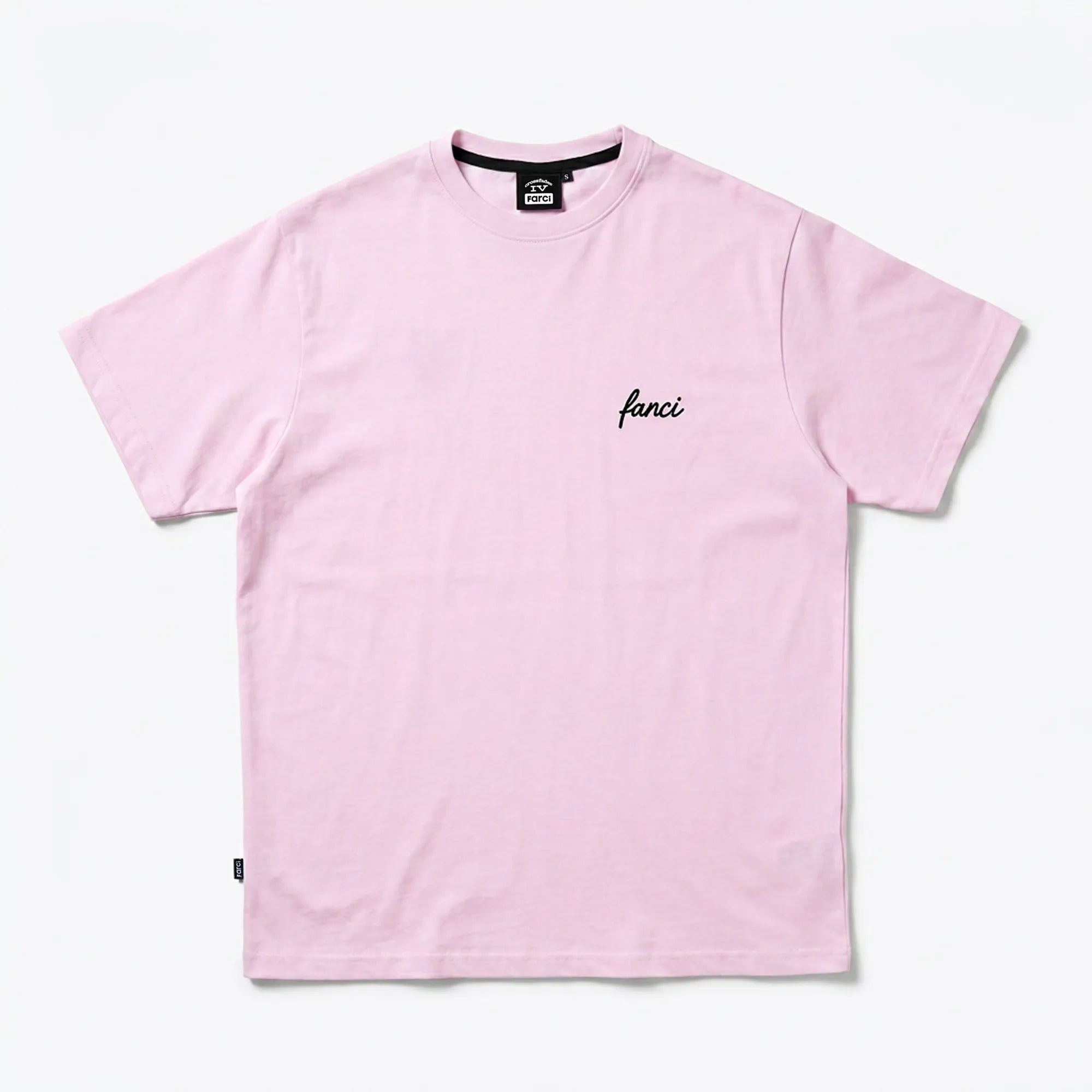 T-shirt rose pâle premium Farci Studio Subwax face avec broderie logo noire manuscrite.