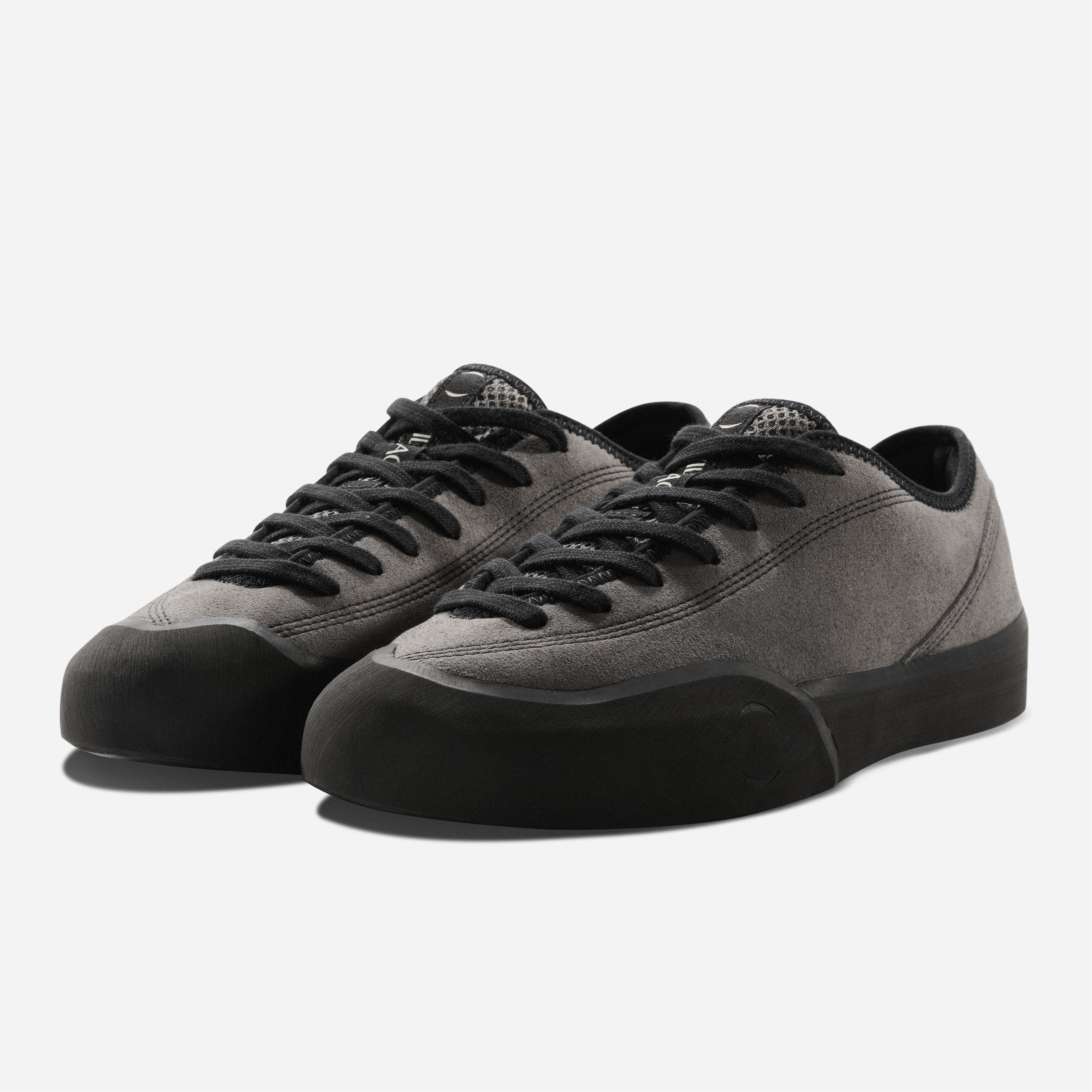 Paire de baskets Village PM 1.30 PM microfibre gris et noir.