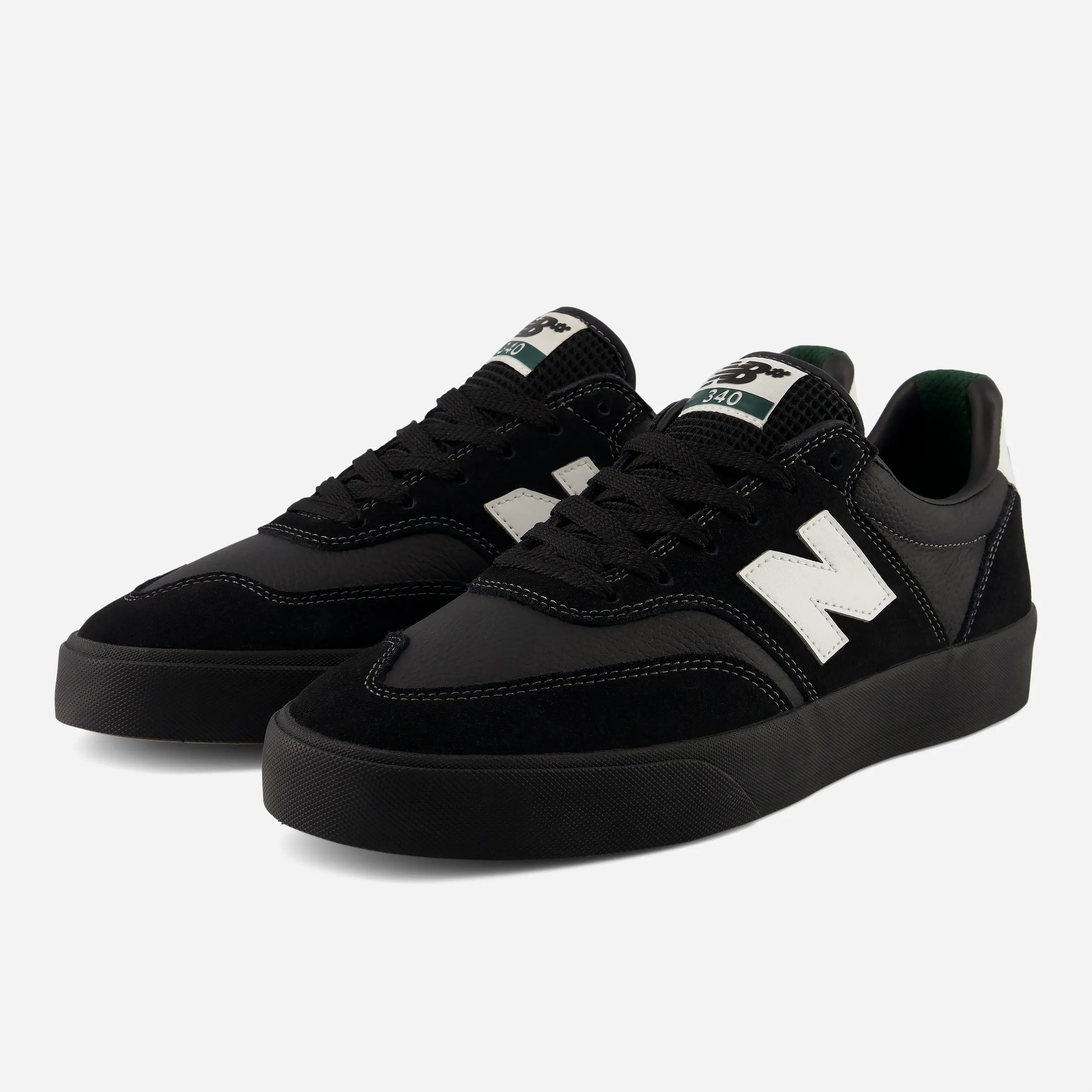NB Numeric 340 coloris noir et blanc, semelle vulcanisée, gros plan sur les matières daim et mesh