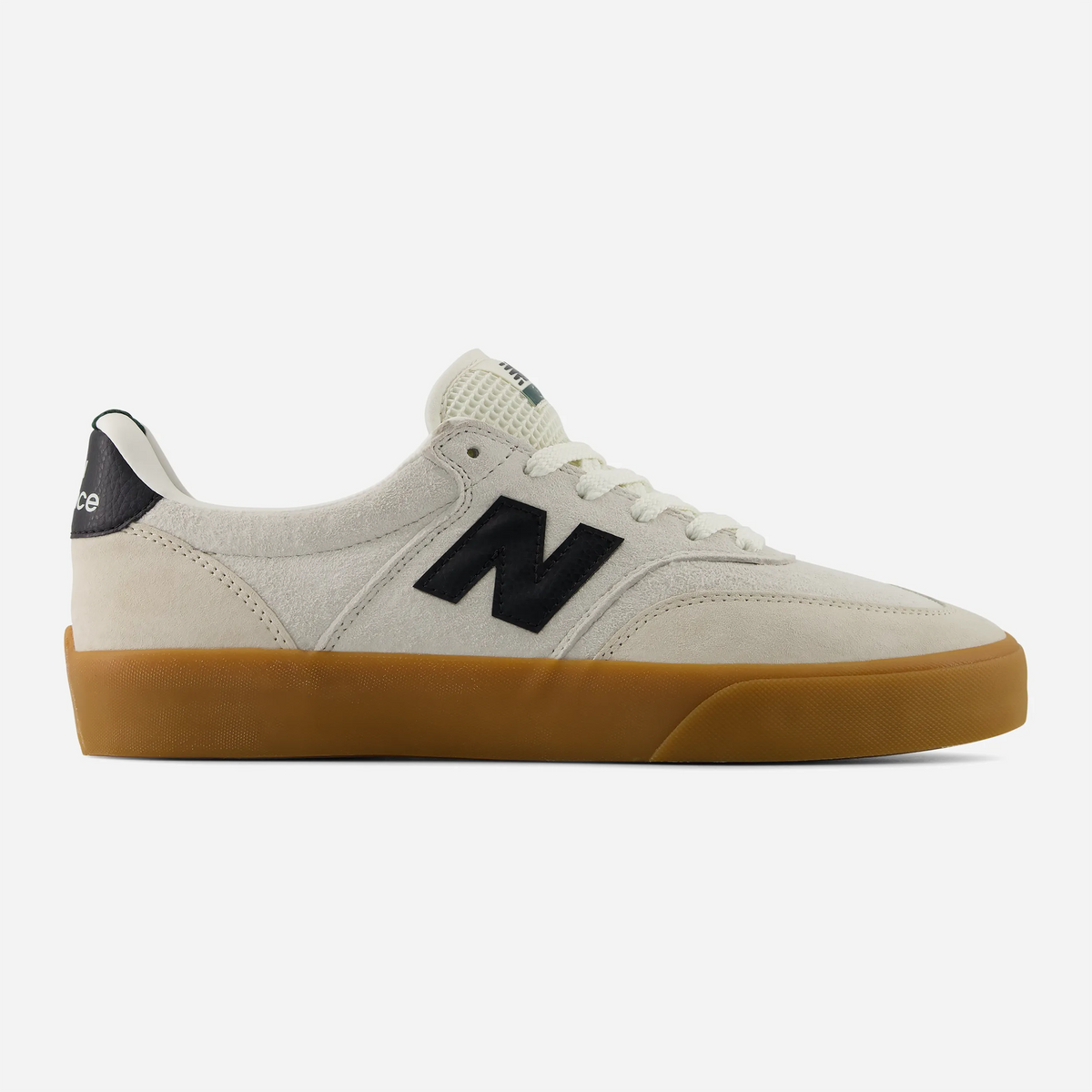 New Balance Numeric 340 en daim crème avec grand N noir et semelle gomme vulcanisée, vue de profil