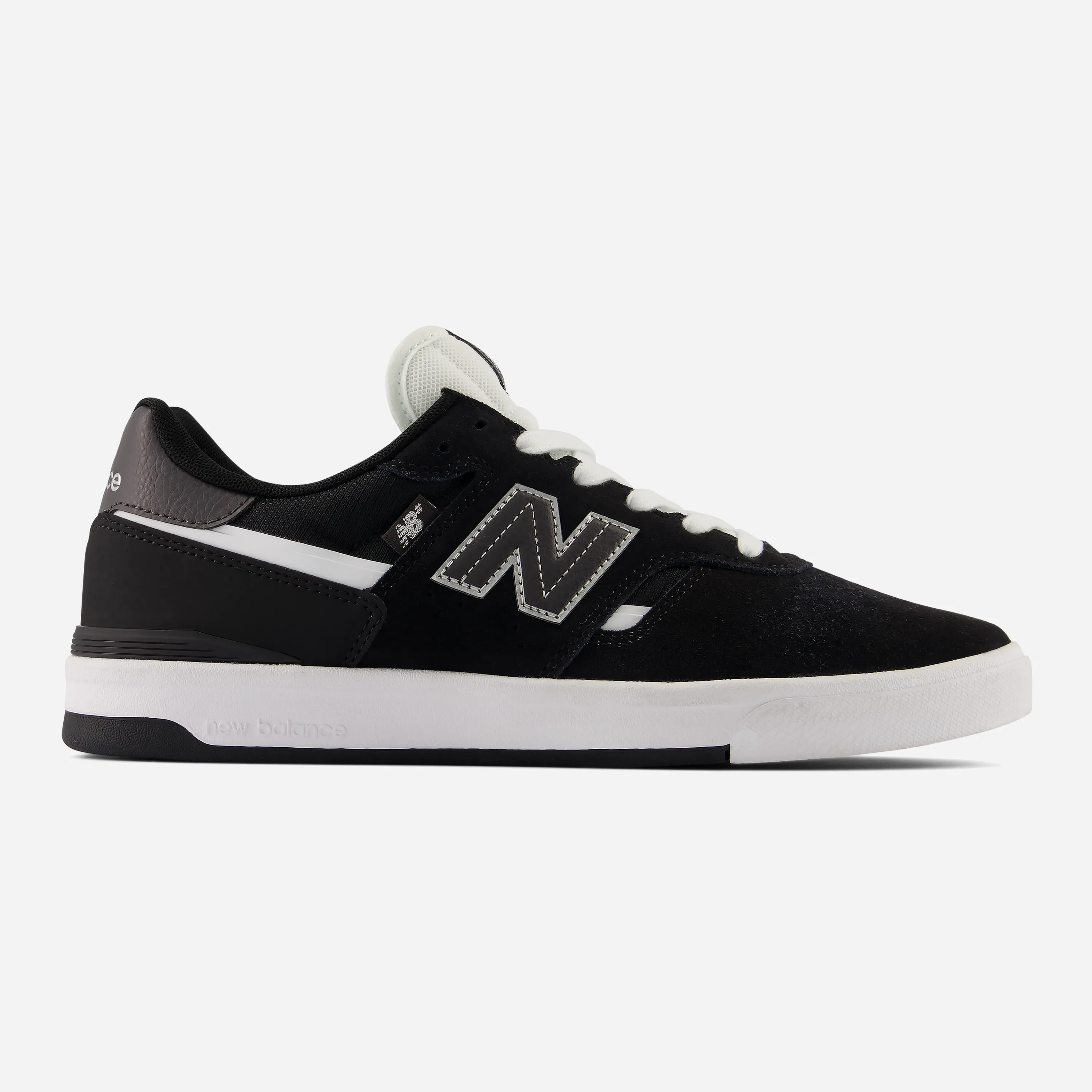 Chaussure New Balance 306 Cup Black White pour le skate vue de profil.