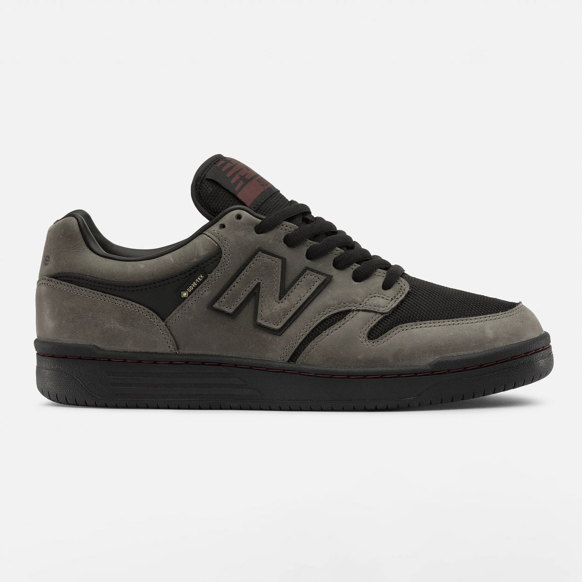 New Balance Numeric NM480 GTX Charcoal Black de profil, cuir pleine fleur gris charbon, panneaux de mesh balistique noir et semelle noire à couture bordeaux