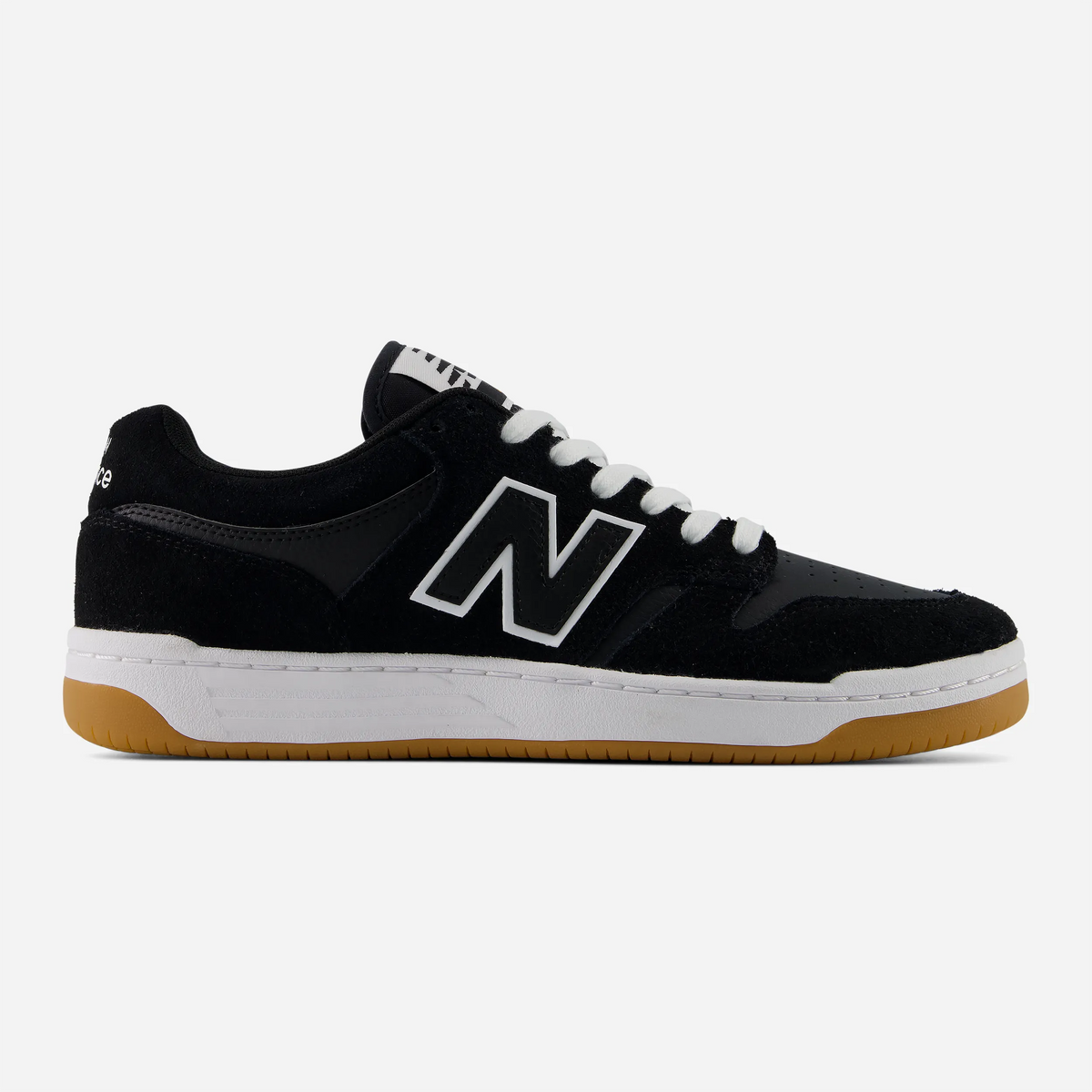 New Balance Numeric 480 noire en daim et cuir, semelle gomme, lacets blancs, vue de profil