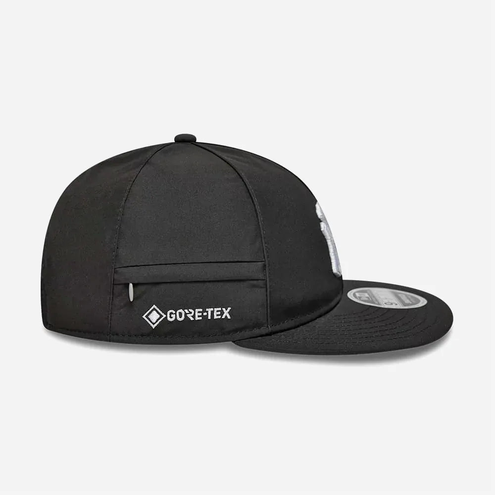 Profil casquette New Era Gore-Tex avec poche zippée.