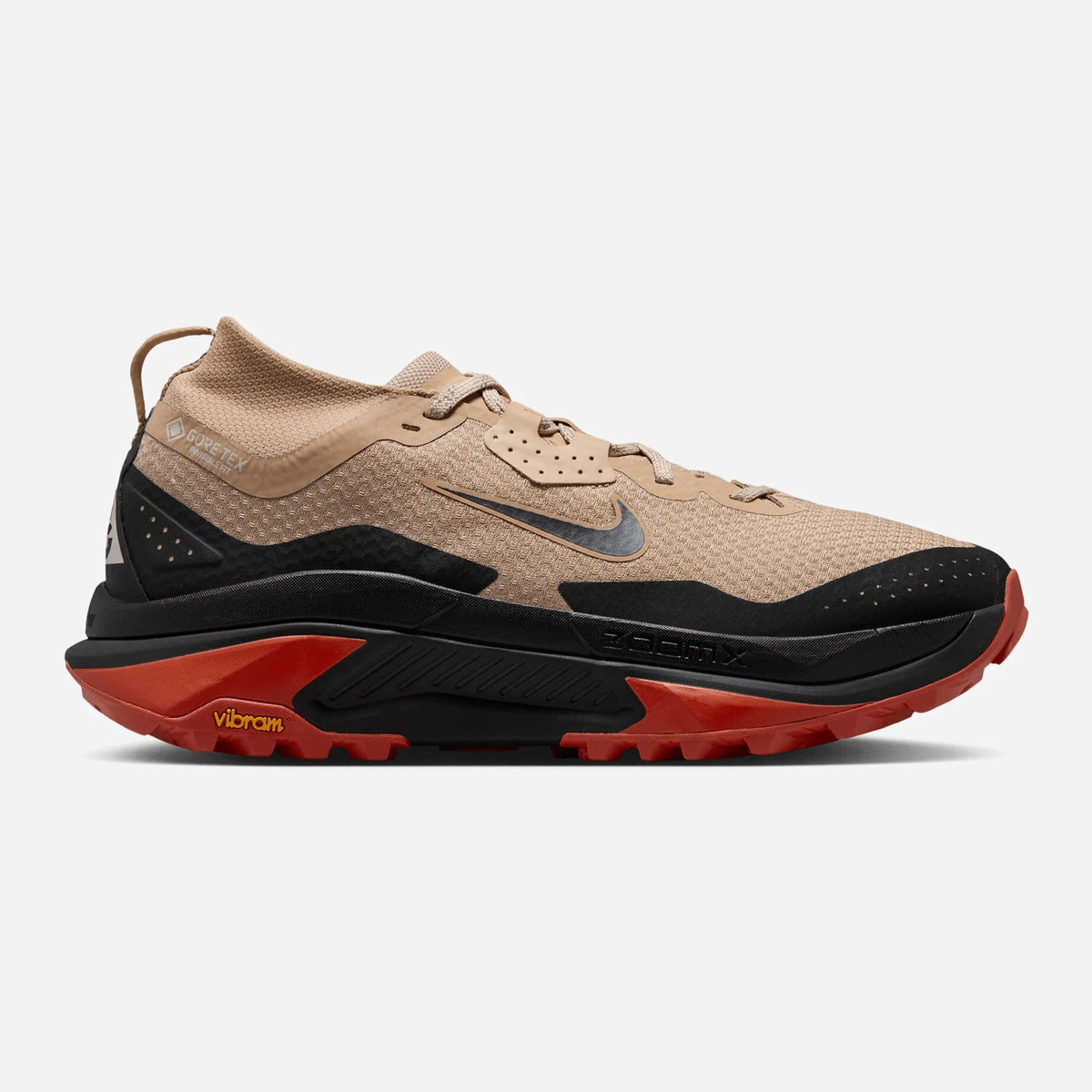 Sneaker Nike ACG Zegama Trail GTX Linen Black Light Crimson, tige GORE-TEX tan et semelle Vibram rouge