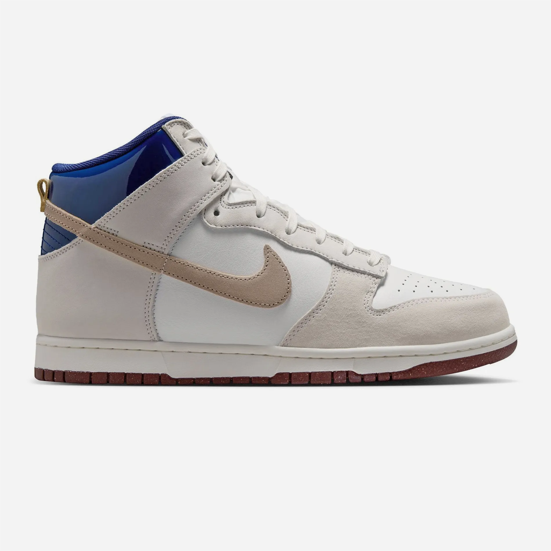 Sneakers premium Nike SB Dunk High Beyond Store vue de profil avec empiècements en daim véritable et cuir verni bleu.