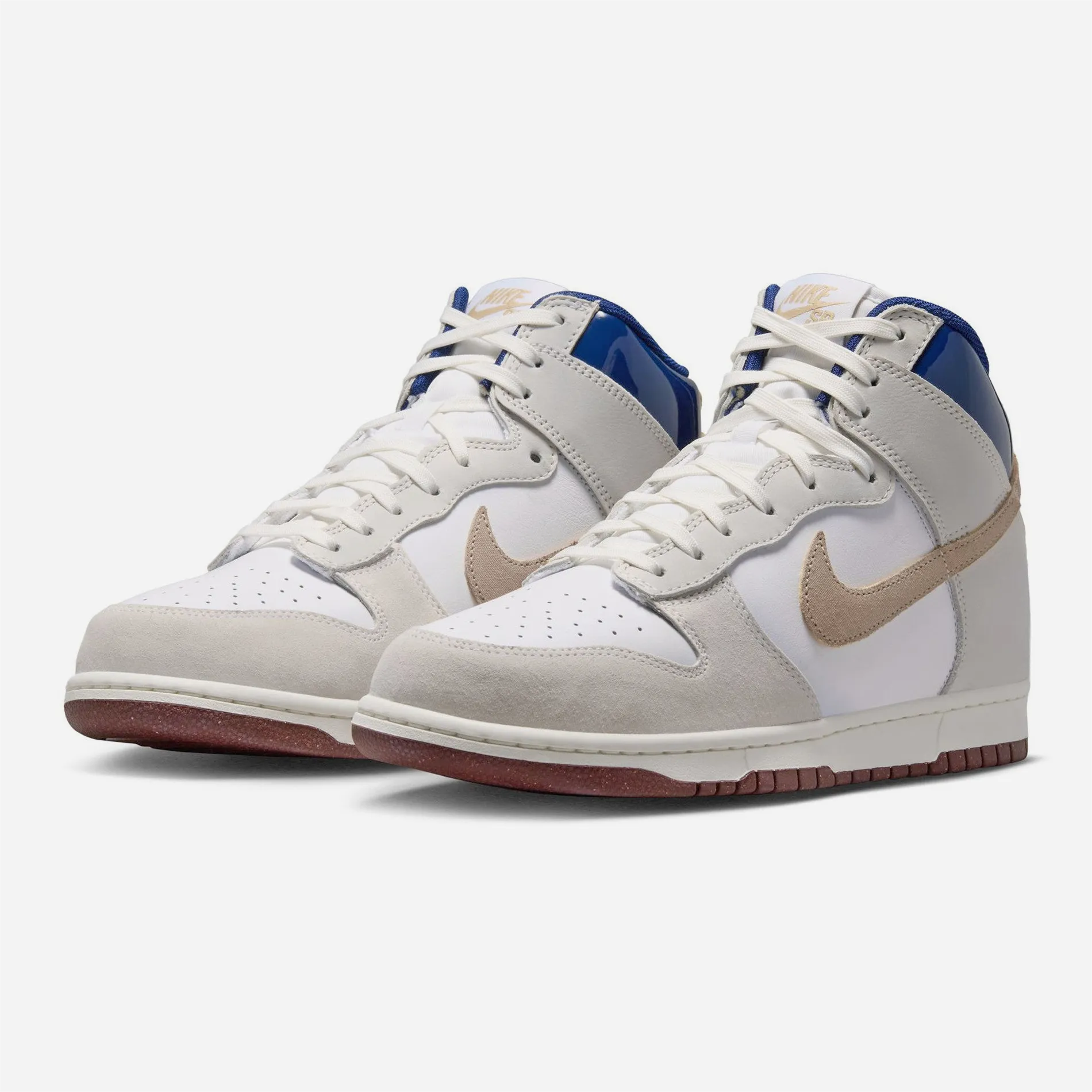 Chaussure Nike SB x Beyond Dunk High Ivory Sand de face montrant les lacets et la tige en cuir blanc premium.
