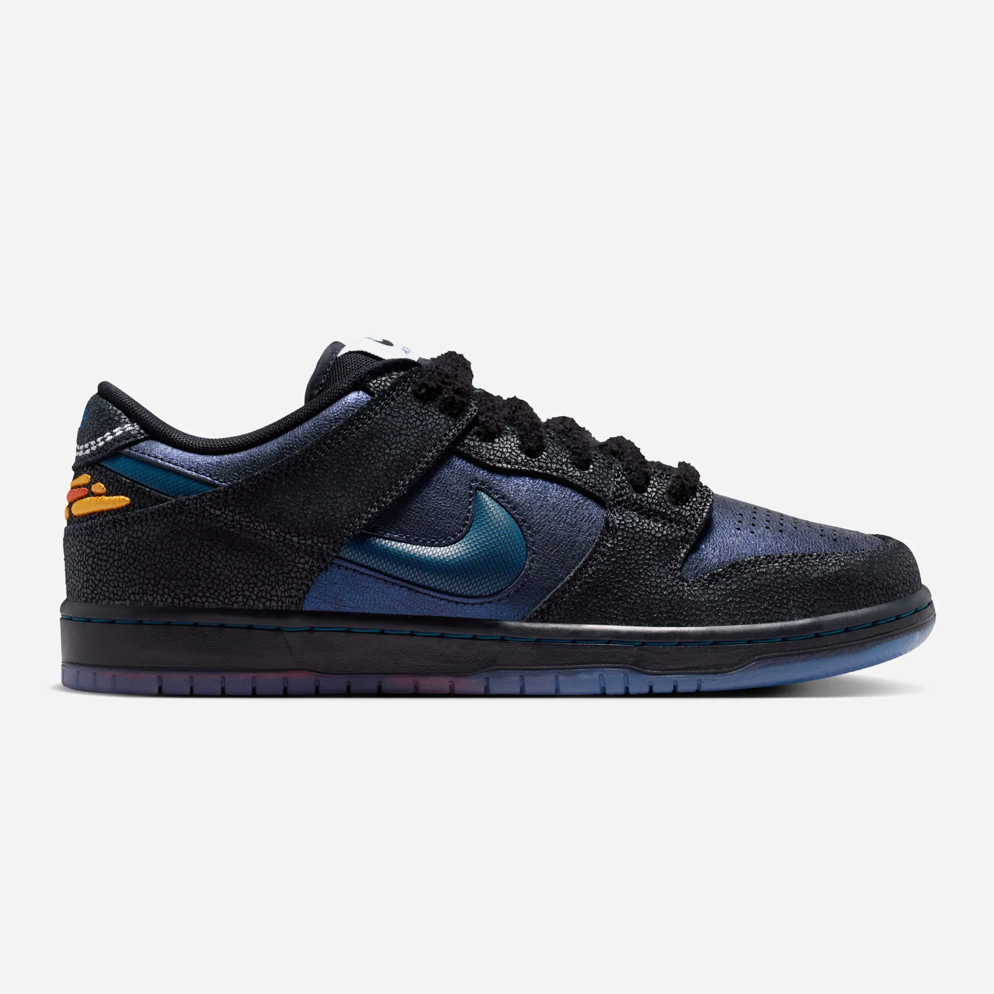 Nike SB Dunk Low Pro x Bluetile QS coloris Black Marina White Campfire Orange, upper cuir grainé texturé noir et panneaux Pitch Blue irisés, semelle translucide dégradé, sneakers skate premium collab
