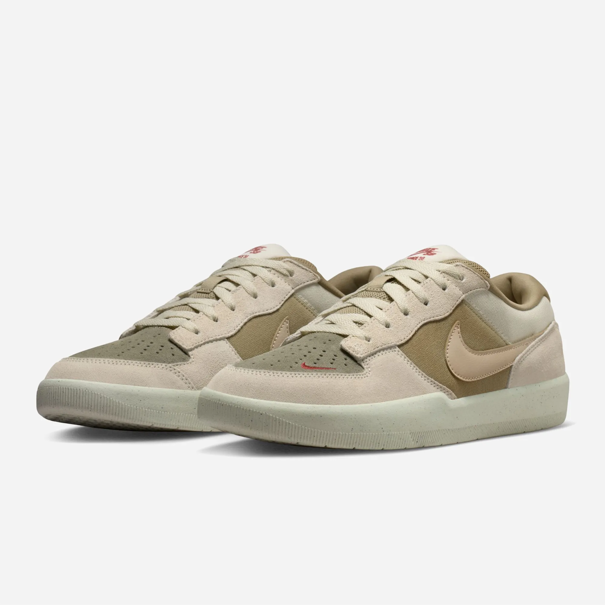 Paire de chaussures de skate Nike SB Force 58, vues de trois quarts face, combinant daim beige et toile olive.
