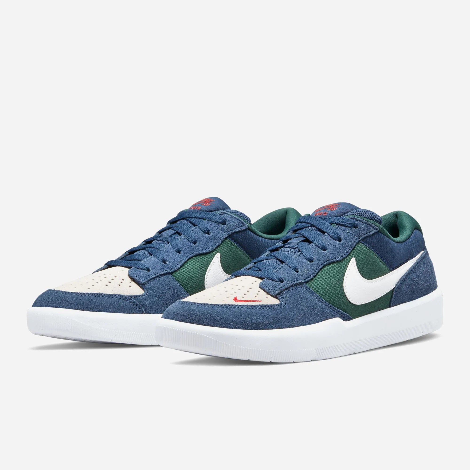 Paire de chaussures de skate Nike SB Force 58, vues de trois quarts face, combinant daim bleu marine et toile verte.