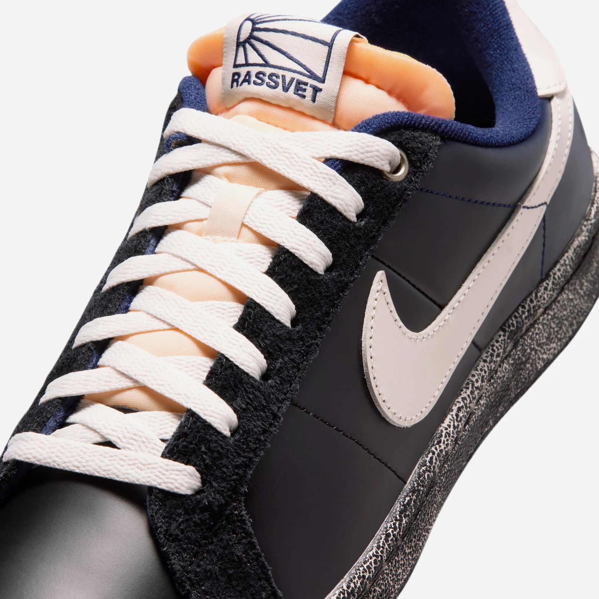 Détail du cuir lisse et du dégradé sur la basket de skate Nike SB édition limitée Rassvet.
