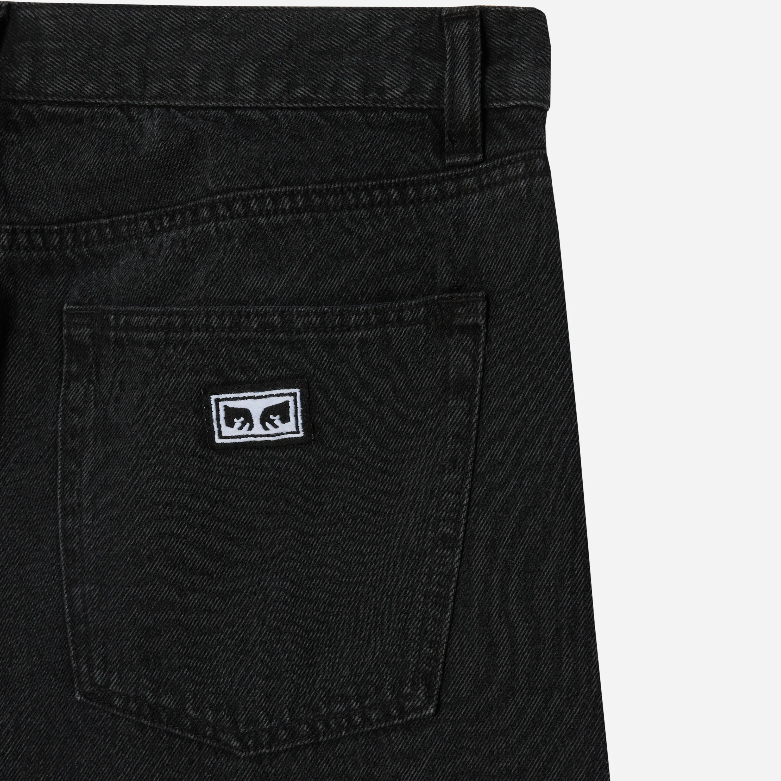 Détail de la poche arrière du jean Obey Emerson avec étiquette logo Obey.