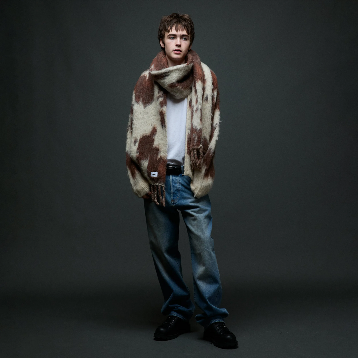 Obey Max Scarf, écharpe oversize en maille brossée imprimé vache crème et brun, portée