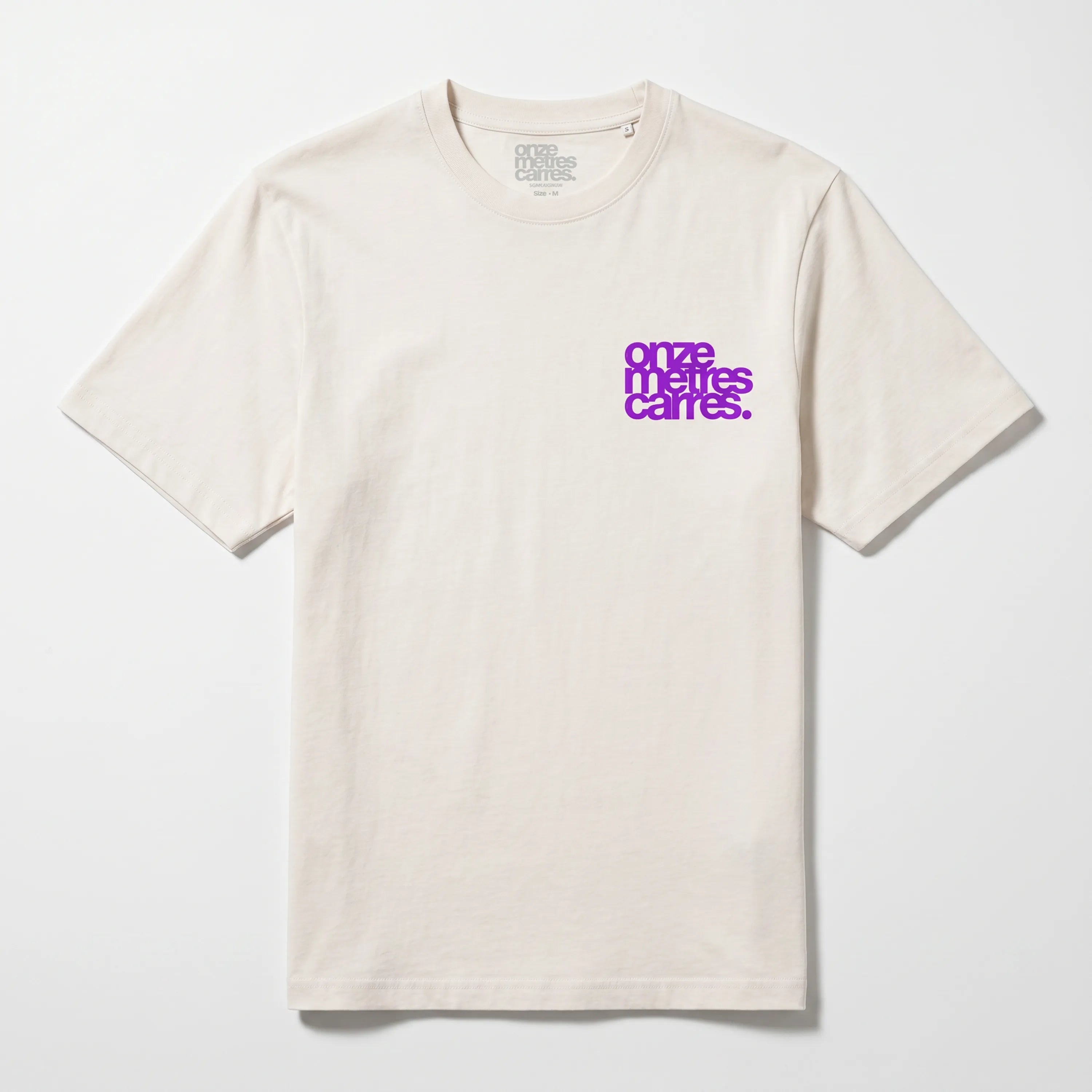 T-shirt Onze Mètres Carrés blanc cassé avec logo violet face.