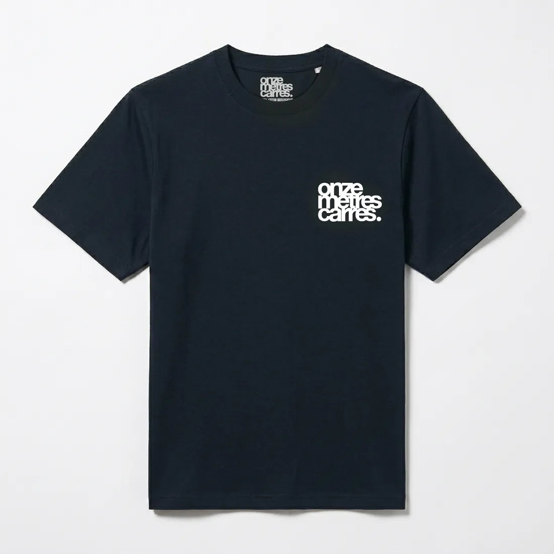 Face du t-shirt en coton lourd Onze Mètres Carrés noir avec logo imprimé côté cœur.