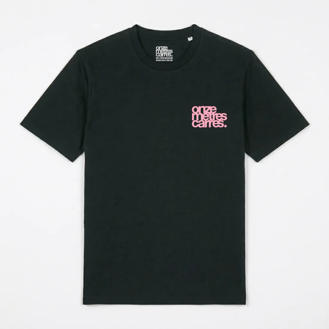 Face du t-shirt en coton lourd Onze Mètres Carrés noir avec logo imprimé côté cœur.