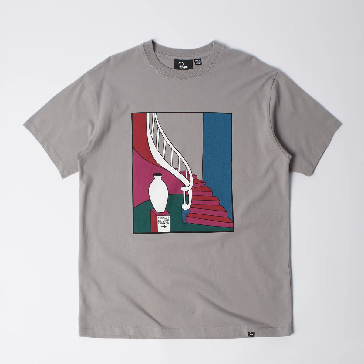 T-shirt graphique Parra Group Dinner gris avec illustration escalier et vase, vue de face