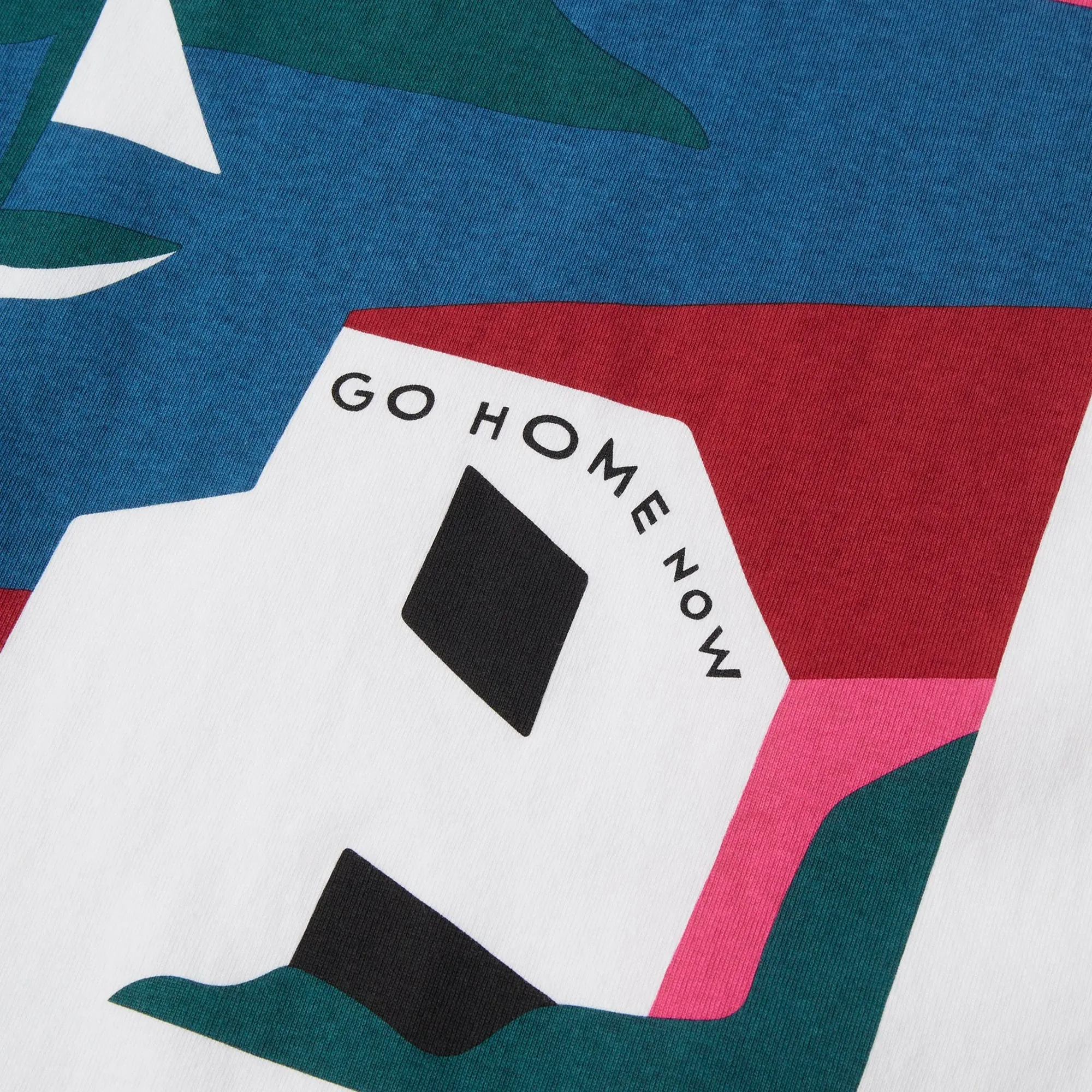 Gros plan sur l'imprimé sérigraphié du t-shirt Parra No Vacation blanc.